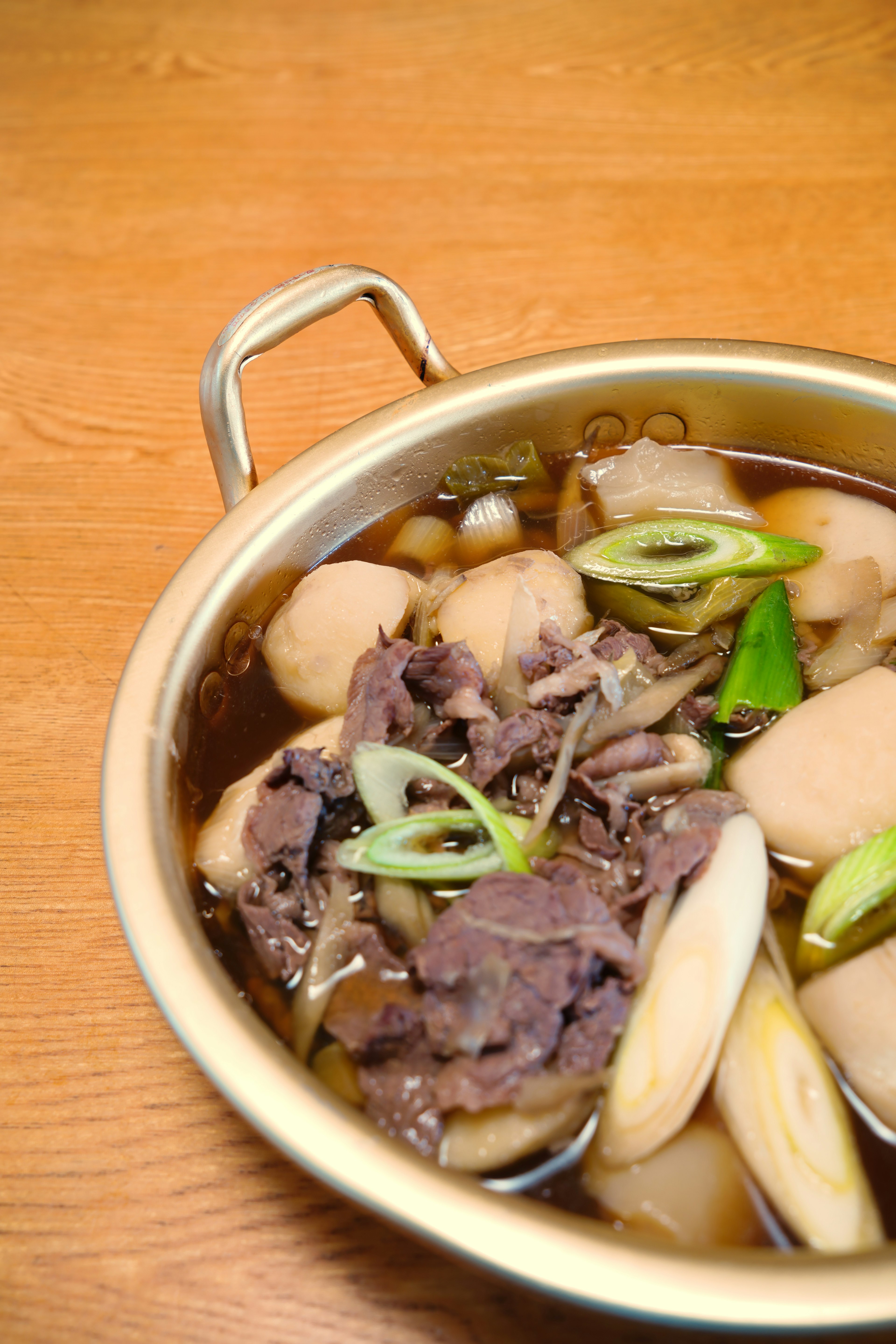 Una pentola piena di carne e verdure in brodo