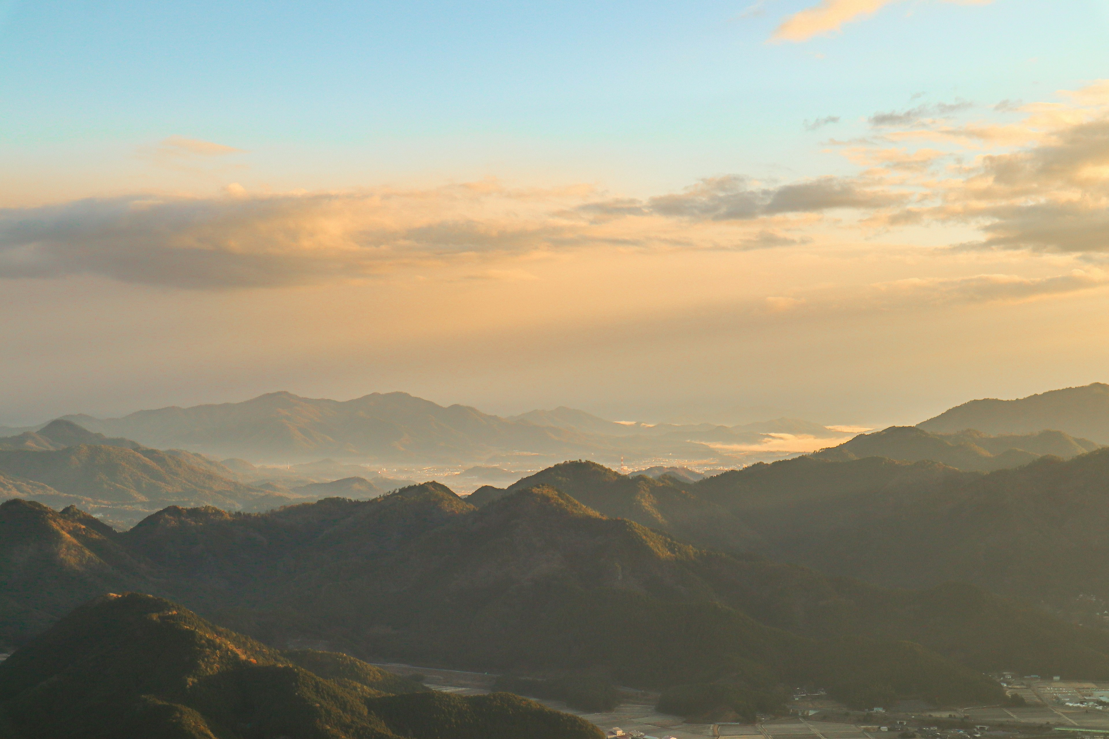 山脉景观与日出天空