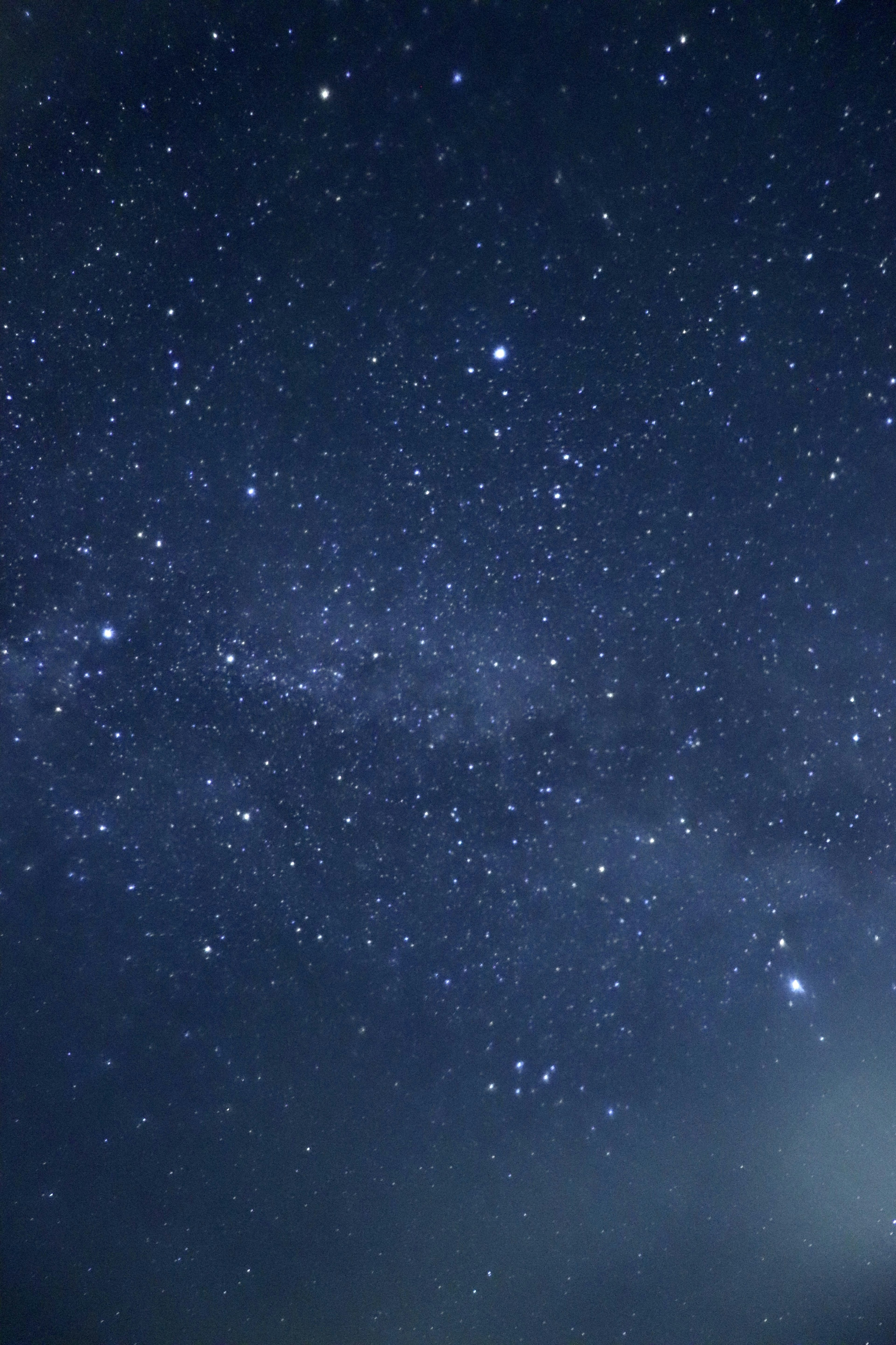 Bellissimo cielo stellato con innumerevoli stelle brillanti su sfondo blu