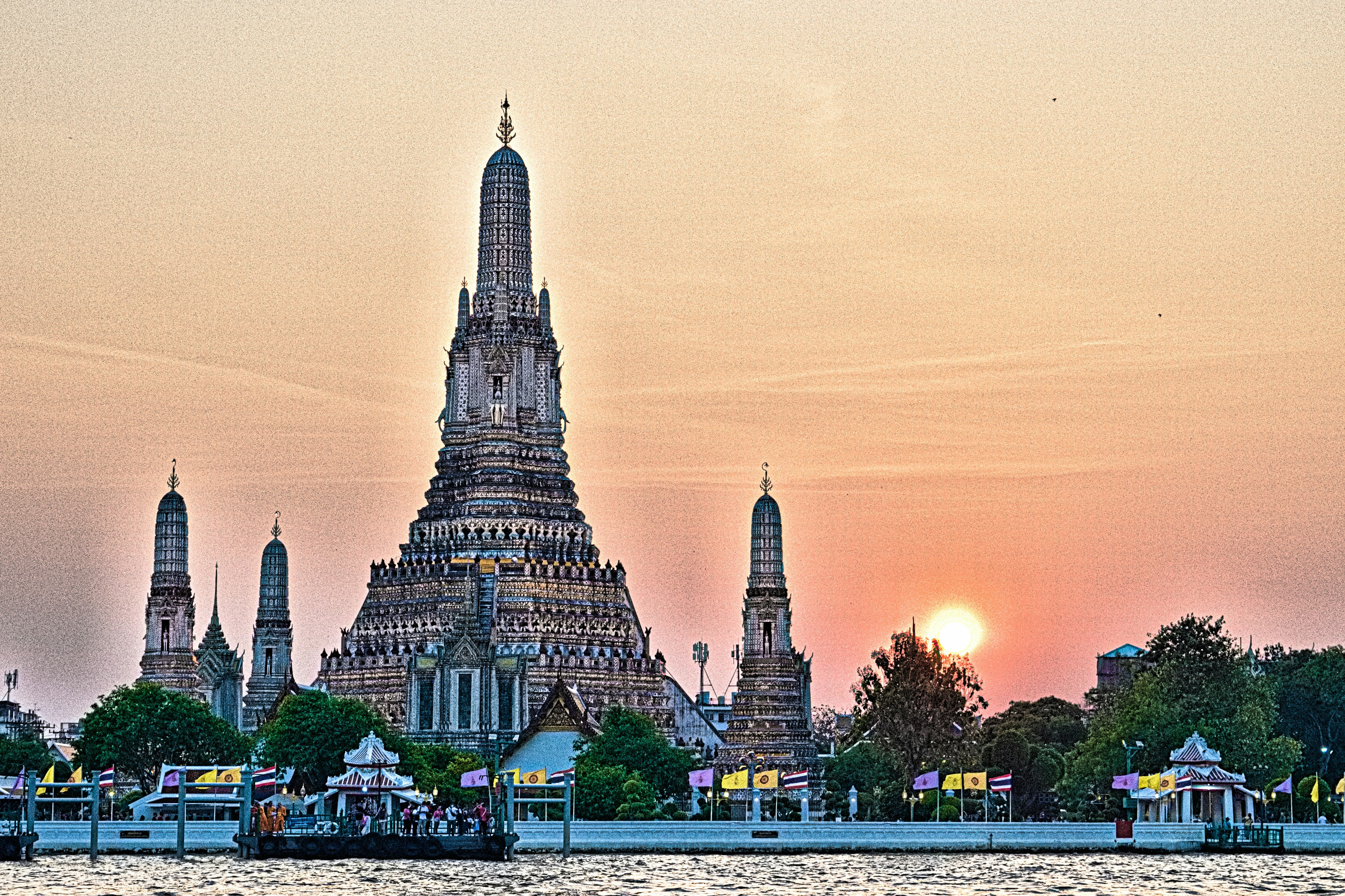 Kuil Wat Arun di Bangkok dengan latar belakang matahari terbenam yang indah