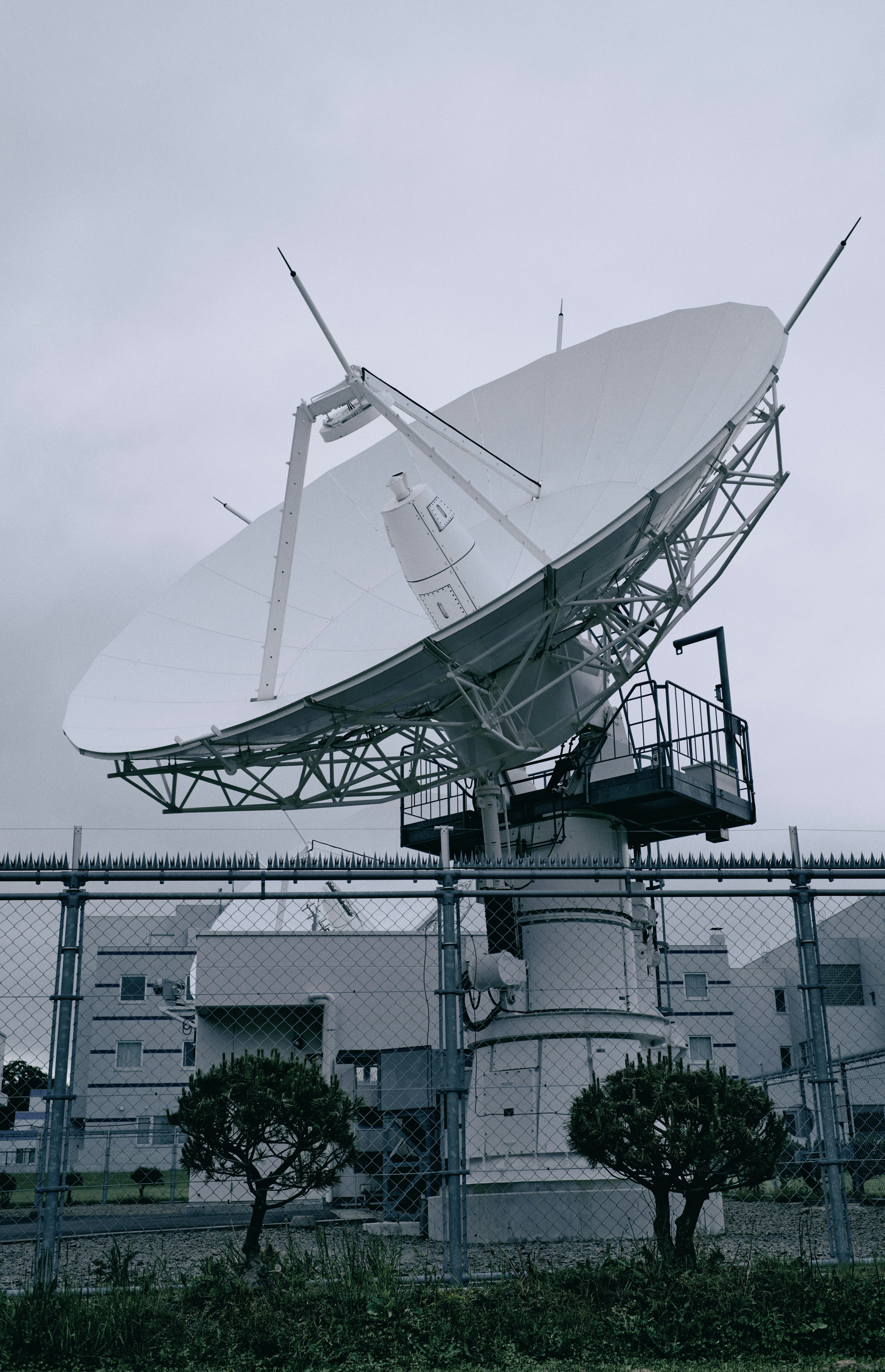 Antenne parabolique dans une installation de communication sous un ciel gris