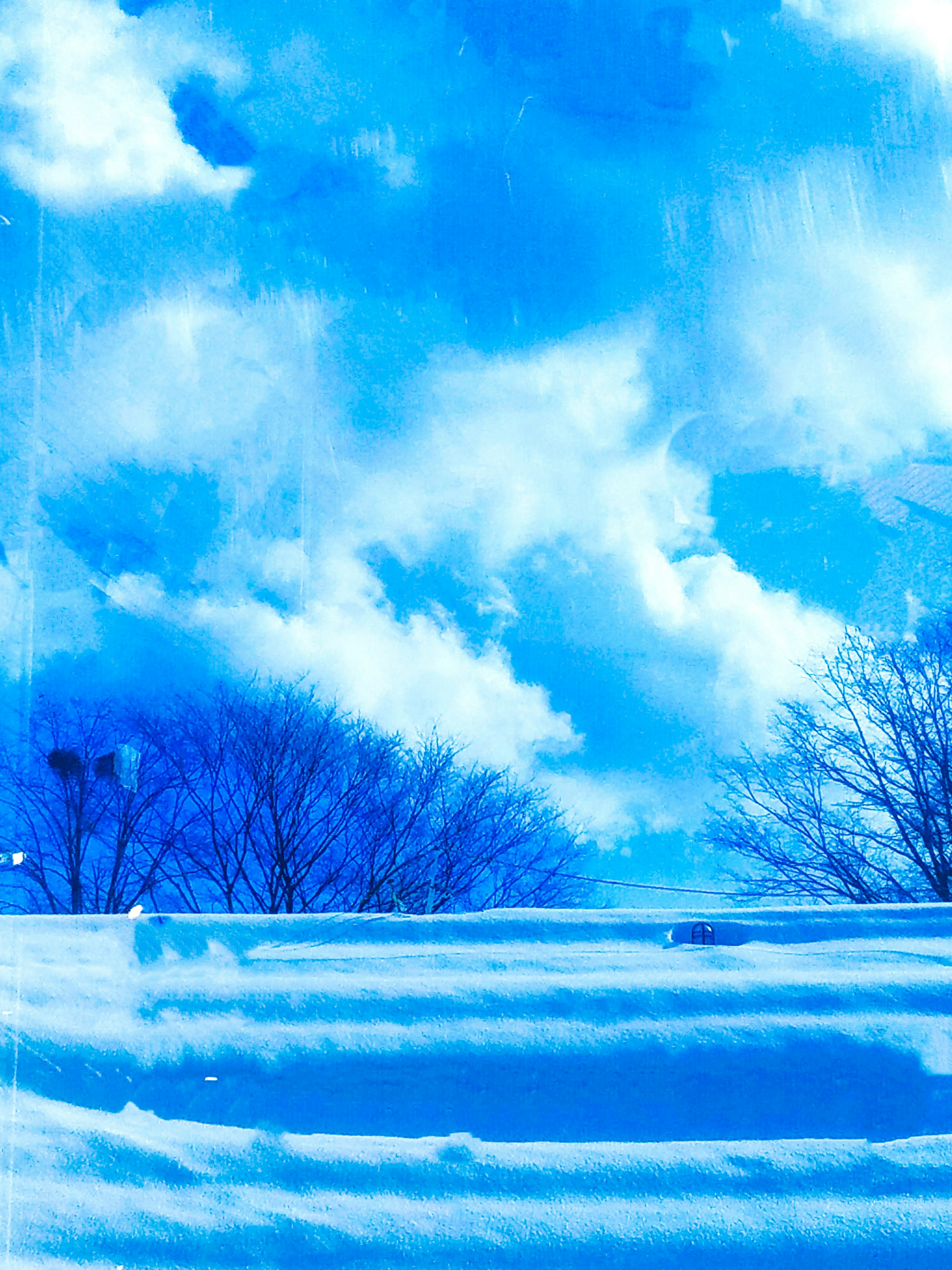 Paysage enneigé avec un ciel bleu et des nuages blancs