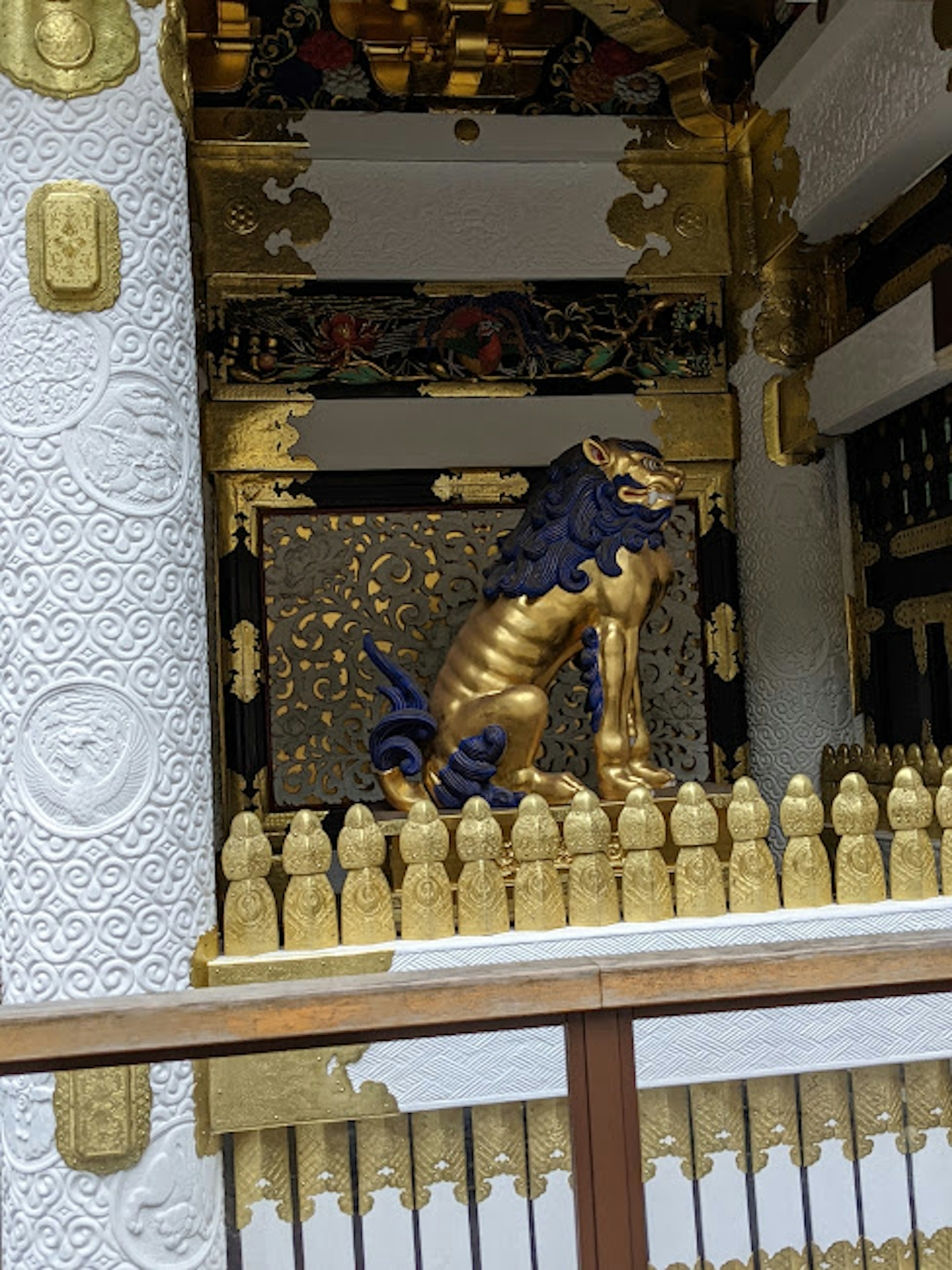 Vista interior de un templo con una estatua de león dorado