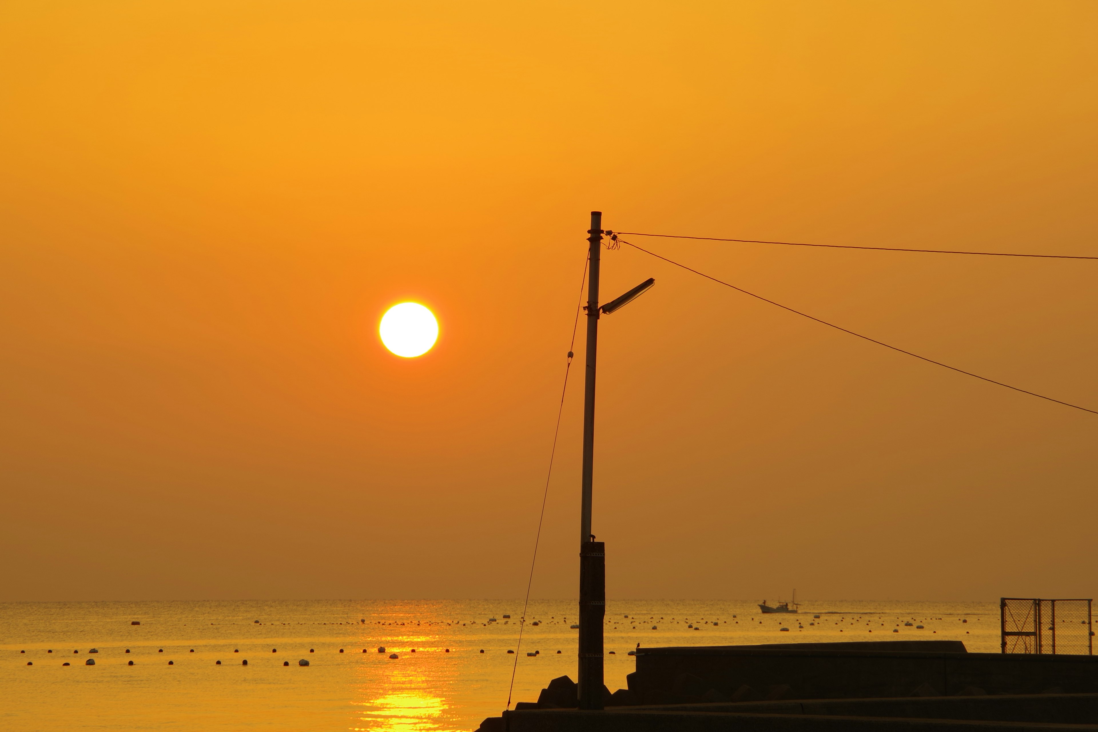 海上日落与平静的水面