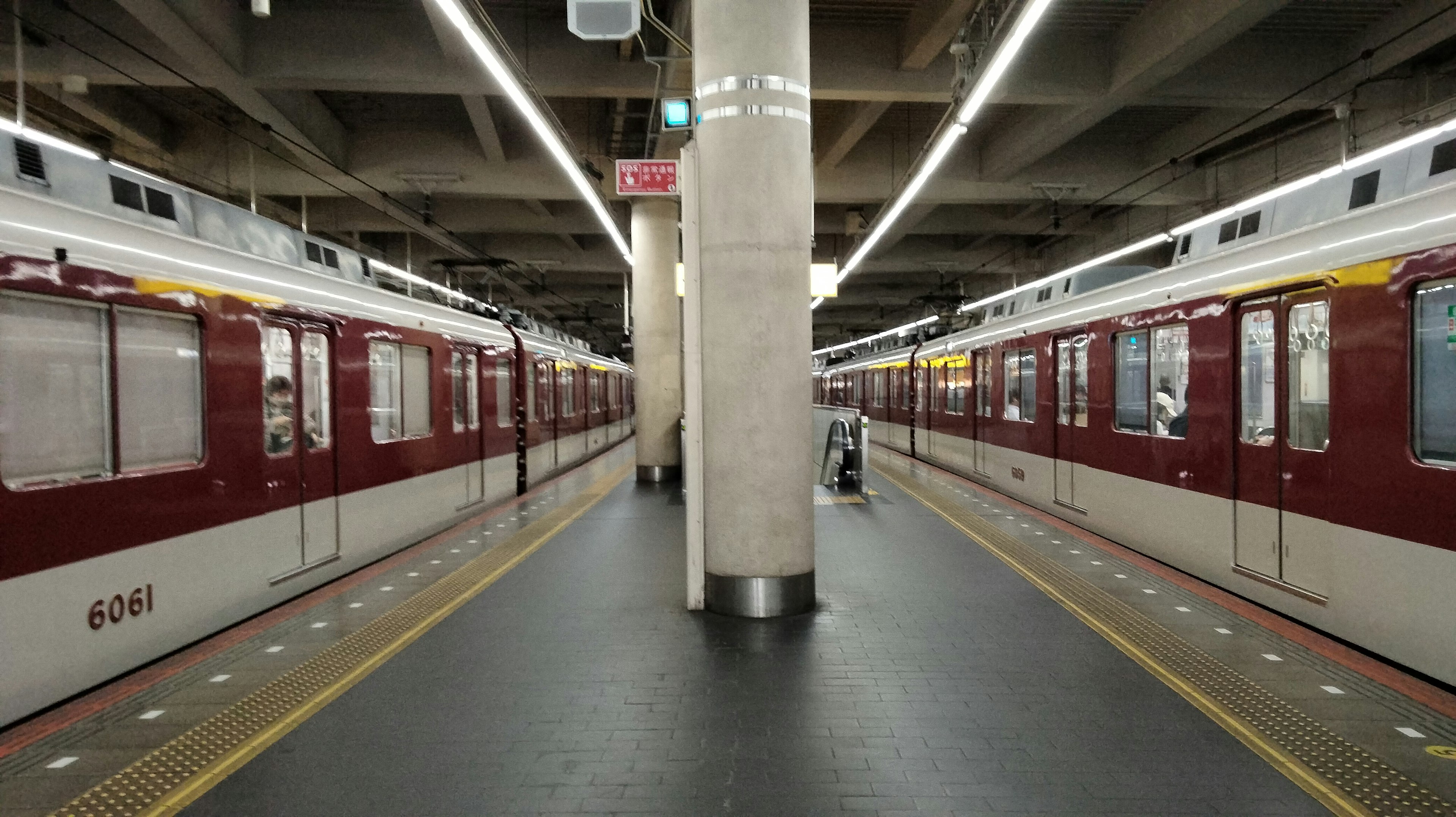 赤い電車が並ぶ地下鉄駅の風景