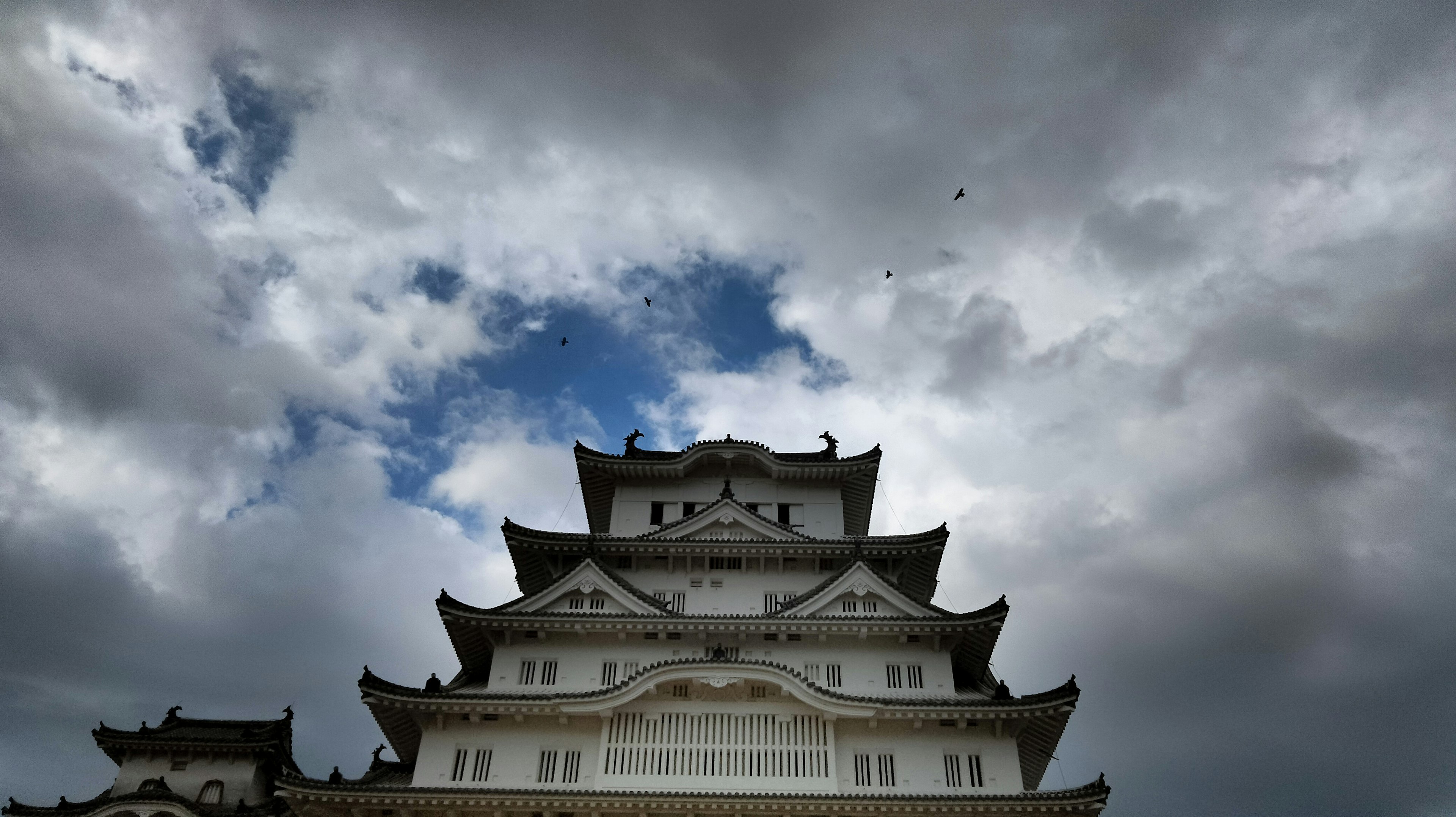 白い城の上に広がる雲の景色