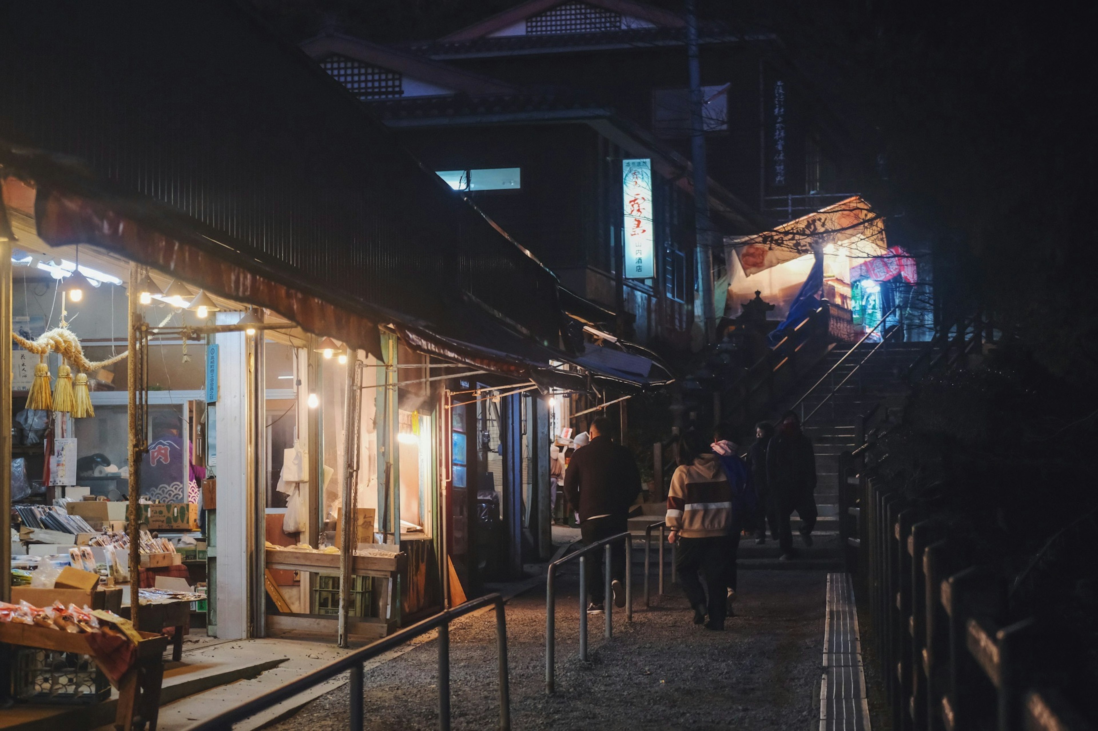 Jalan pasar malam dengan toko dan orang-orang berjalan