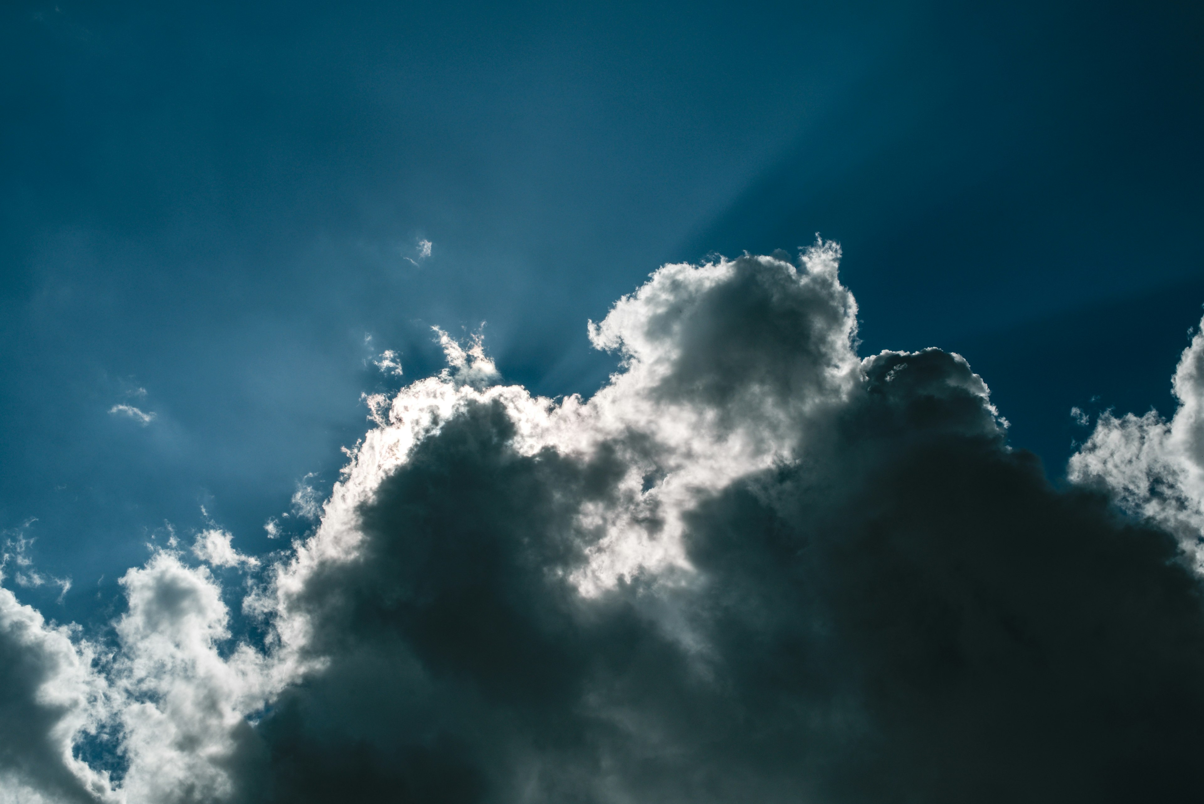 Contrasto di nuvole bianche su uno sfondo blu con luce