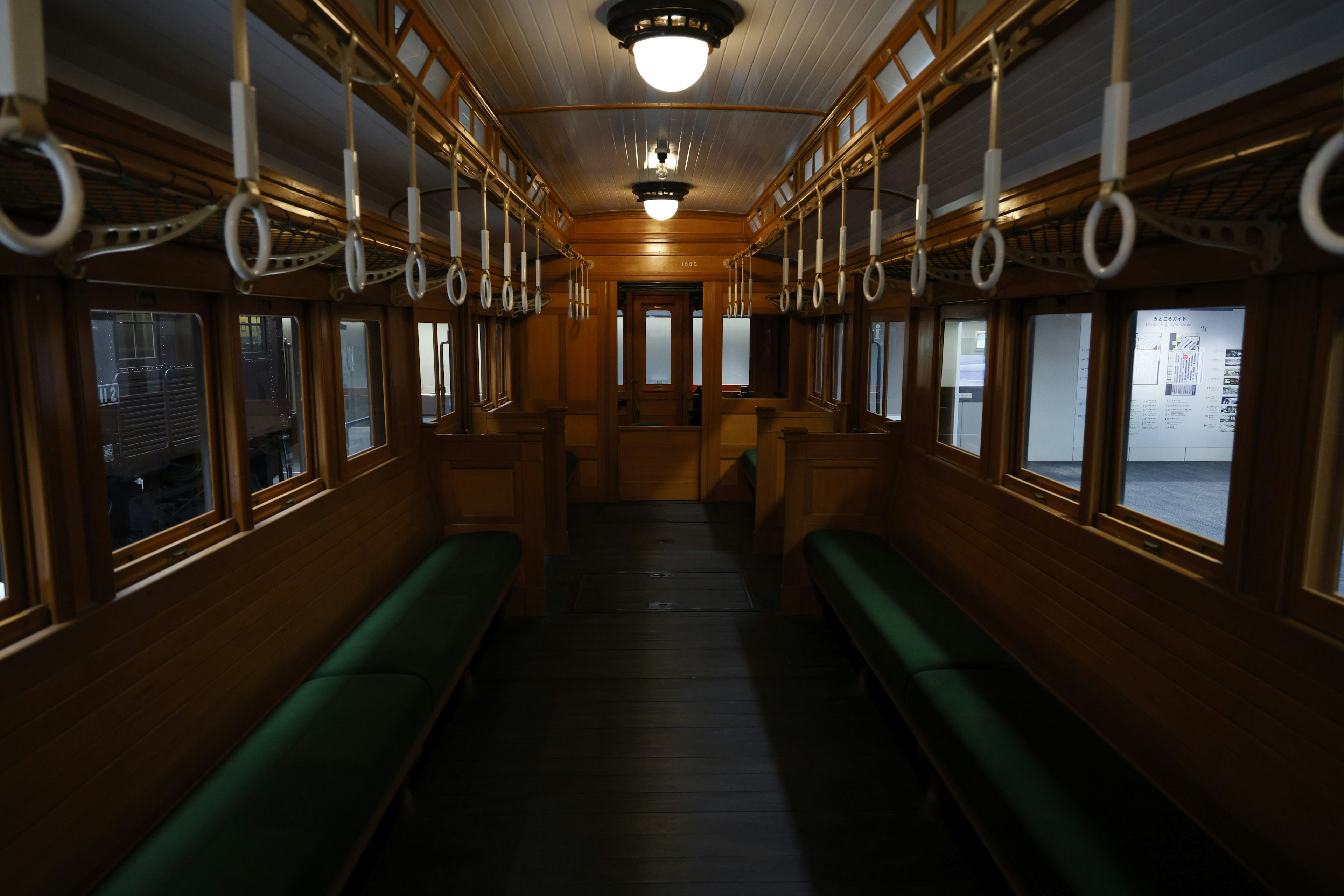 Interior de un viejo vagón de tren con decoración de madera