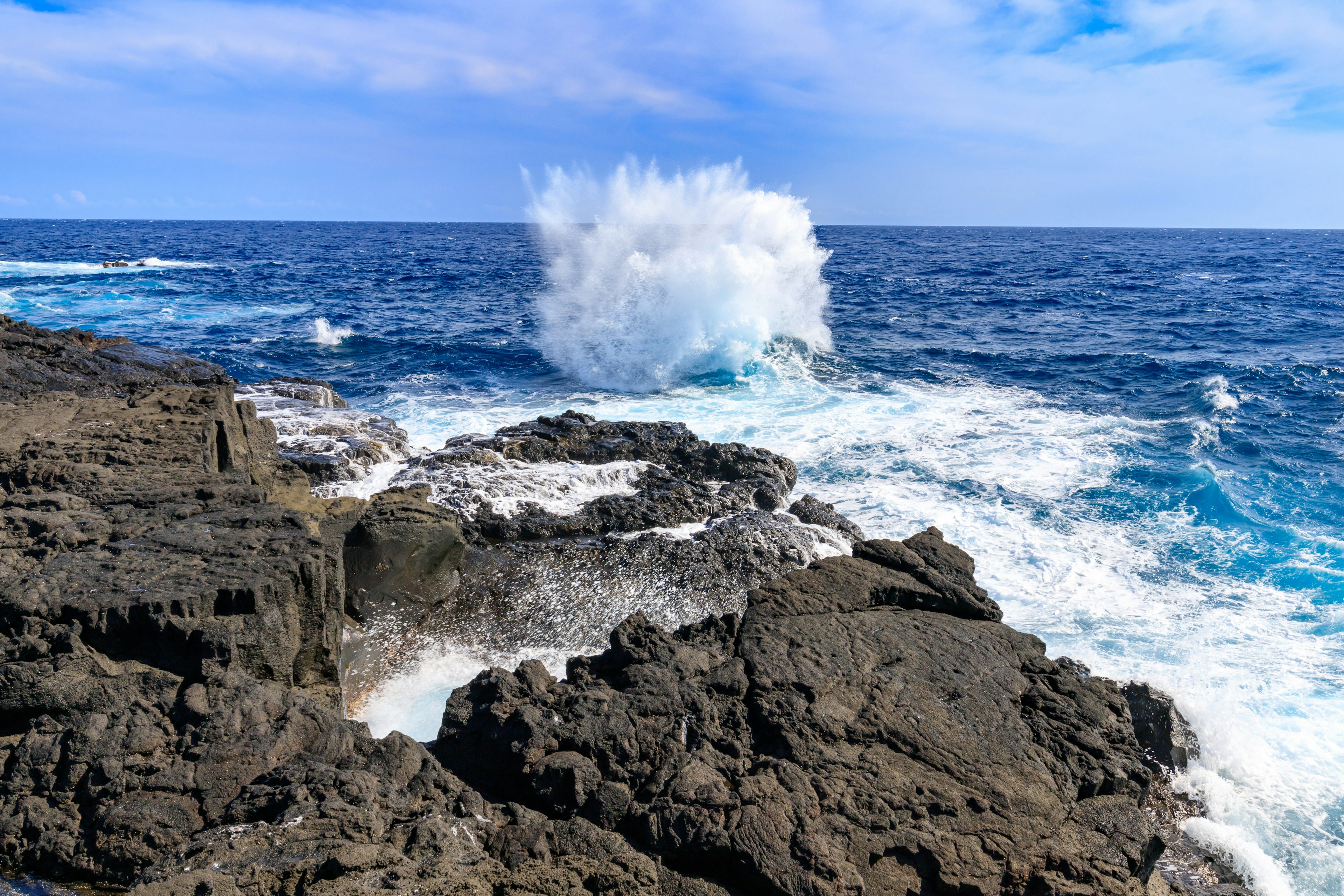 Bellissimo paesaggio marino con onde che si infrangono sulle rocce