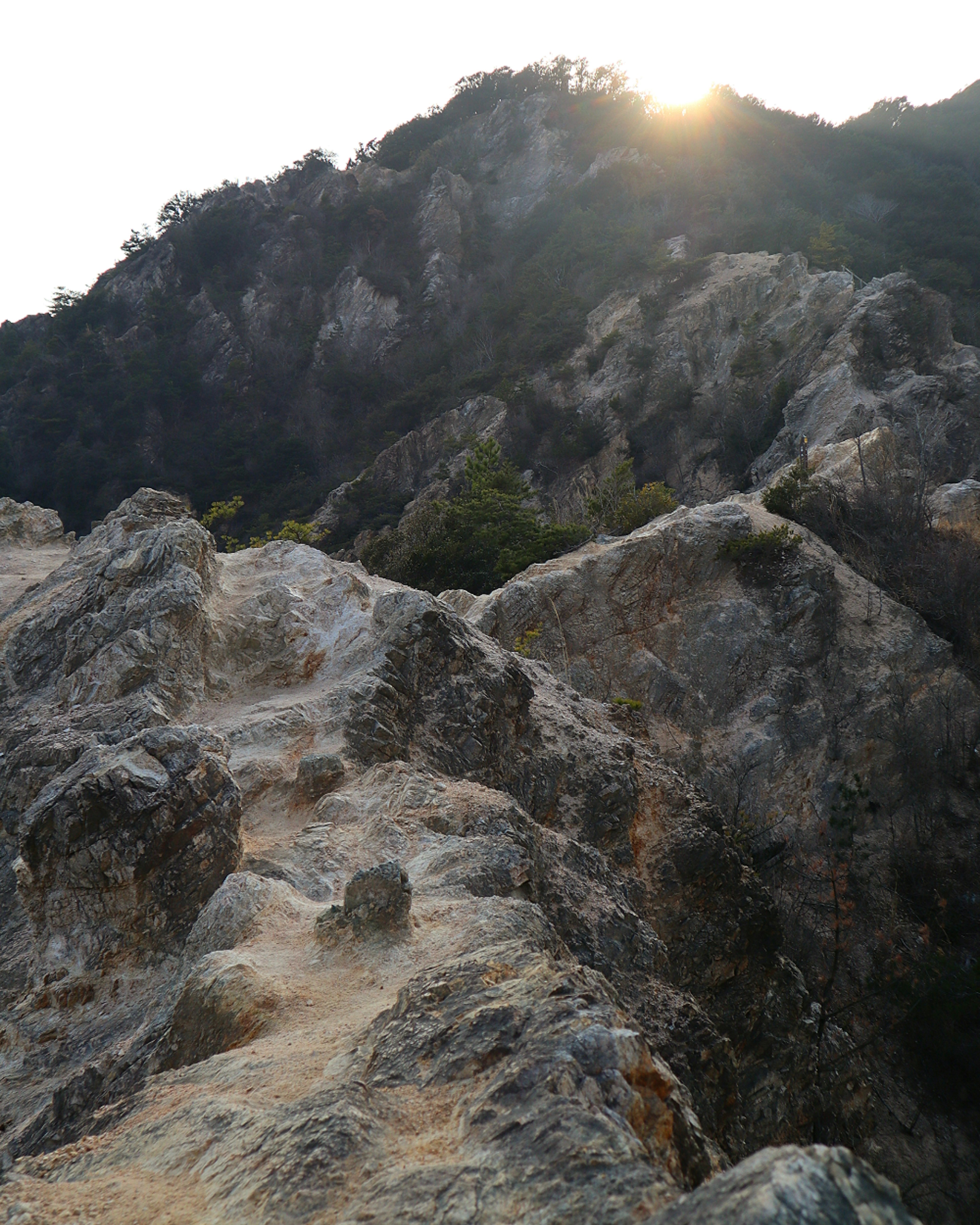 Paysage montagneux rocheux avec coucher de soleil