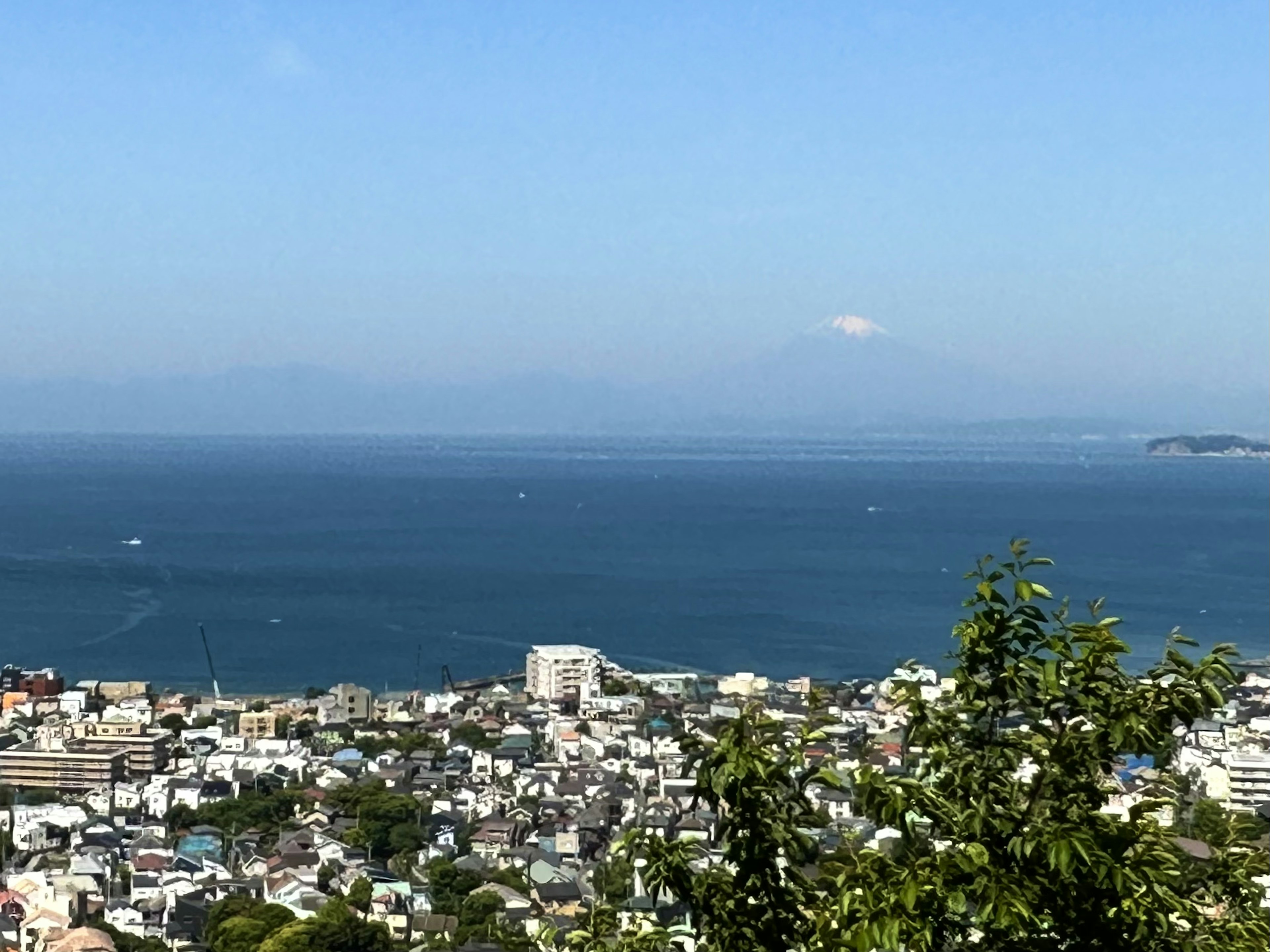 海と町の景色が広がる青空の下の風景