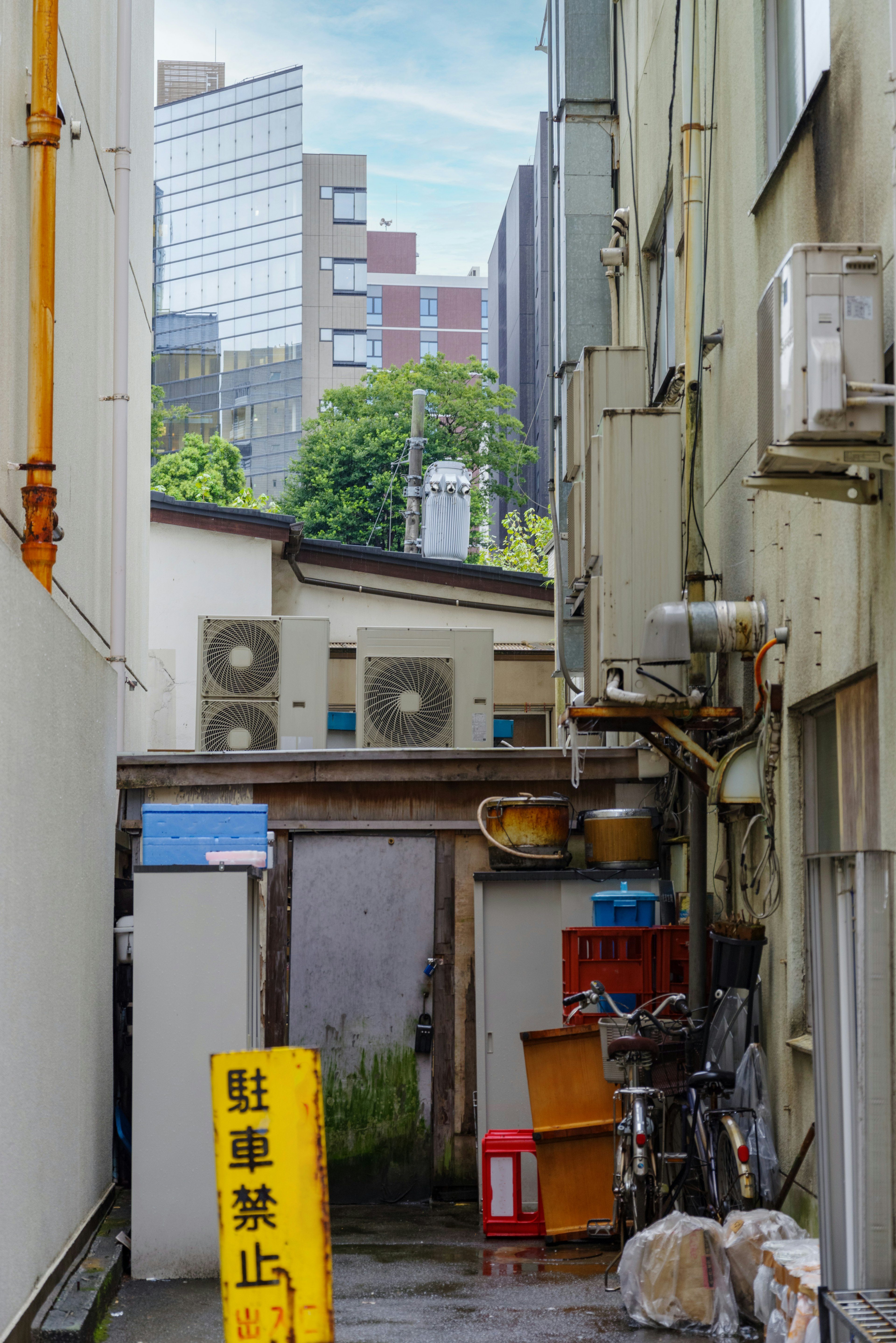 Ruelle étroite avec des bâtiments et des vélos alignés