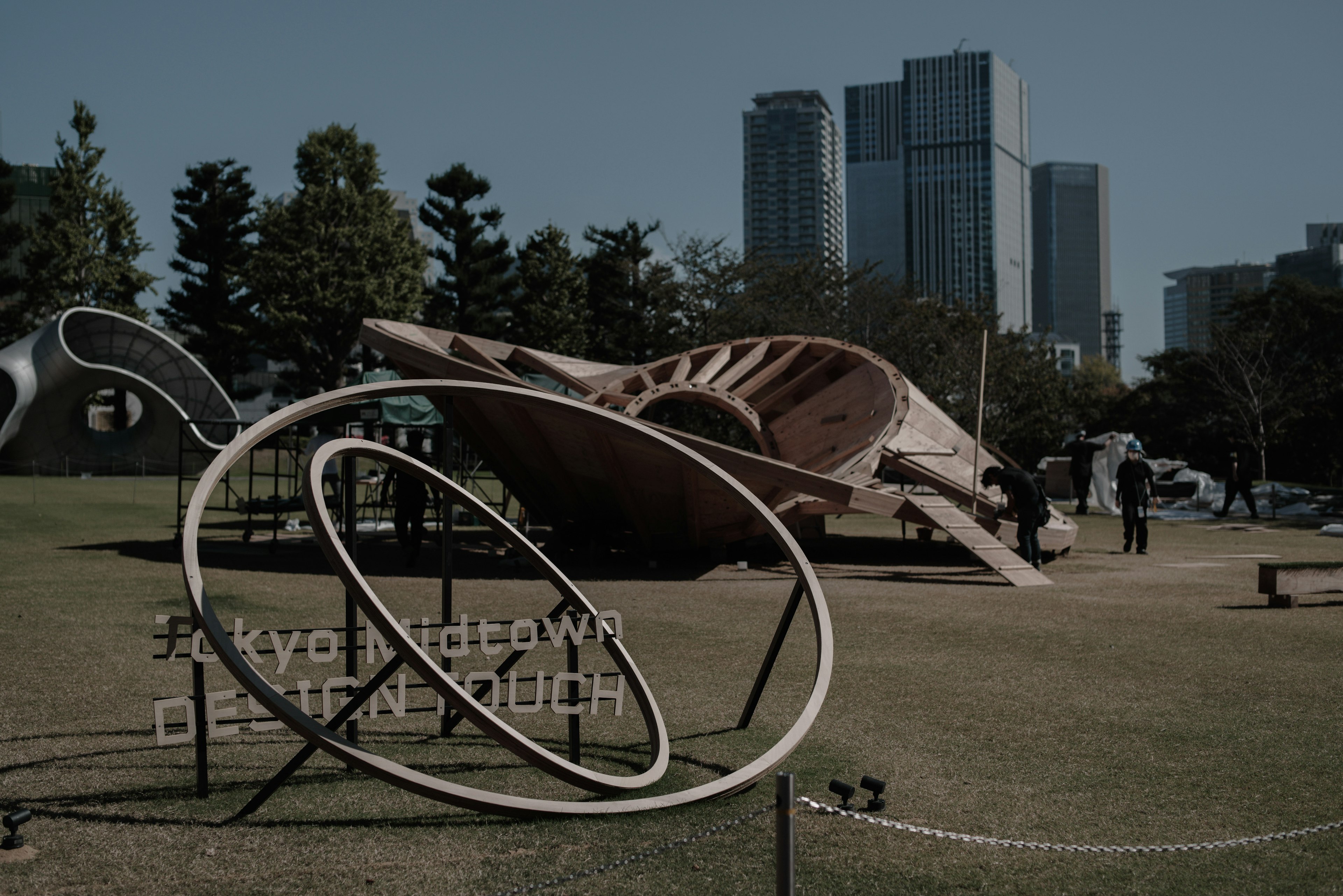 Freiluftkunstinstallation in Tokyo Midtown mit großen Skulpturen und modernen Gebäuden