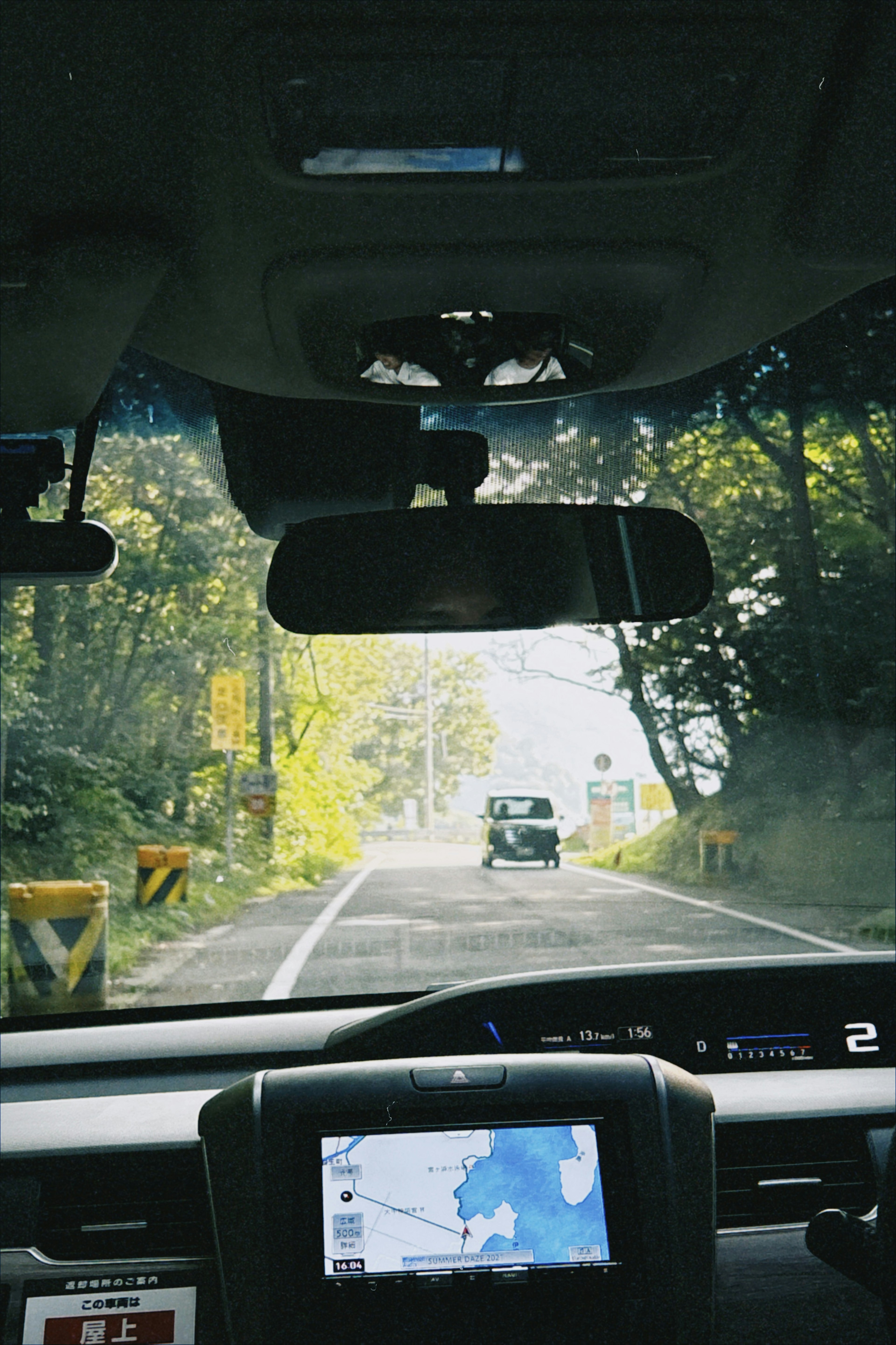 Blick auf eine Straße aus dem Inneren eines Autos mit GPS