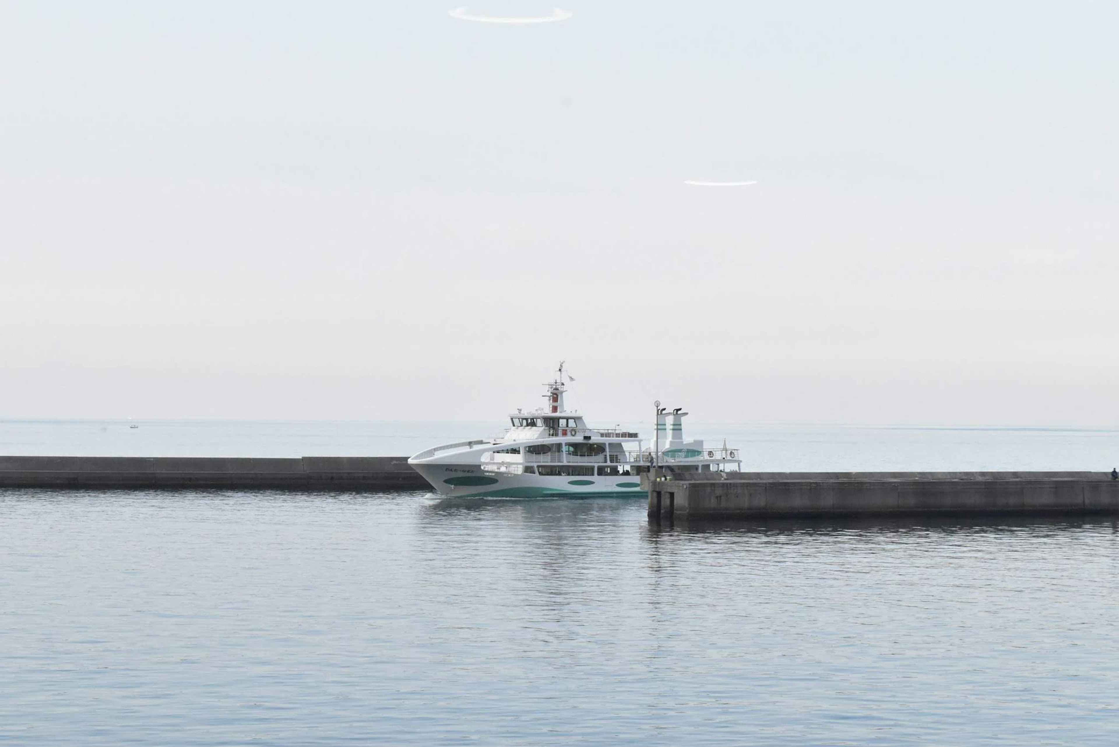 Eine ruhige Aussicht auf ein Boot, das in einem Hafen liegt