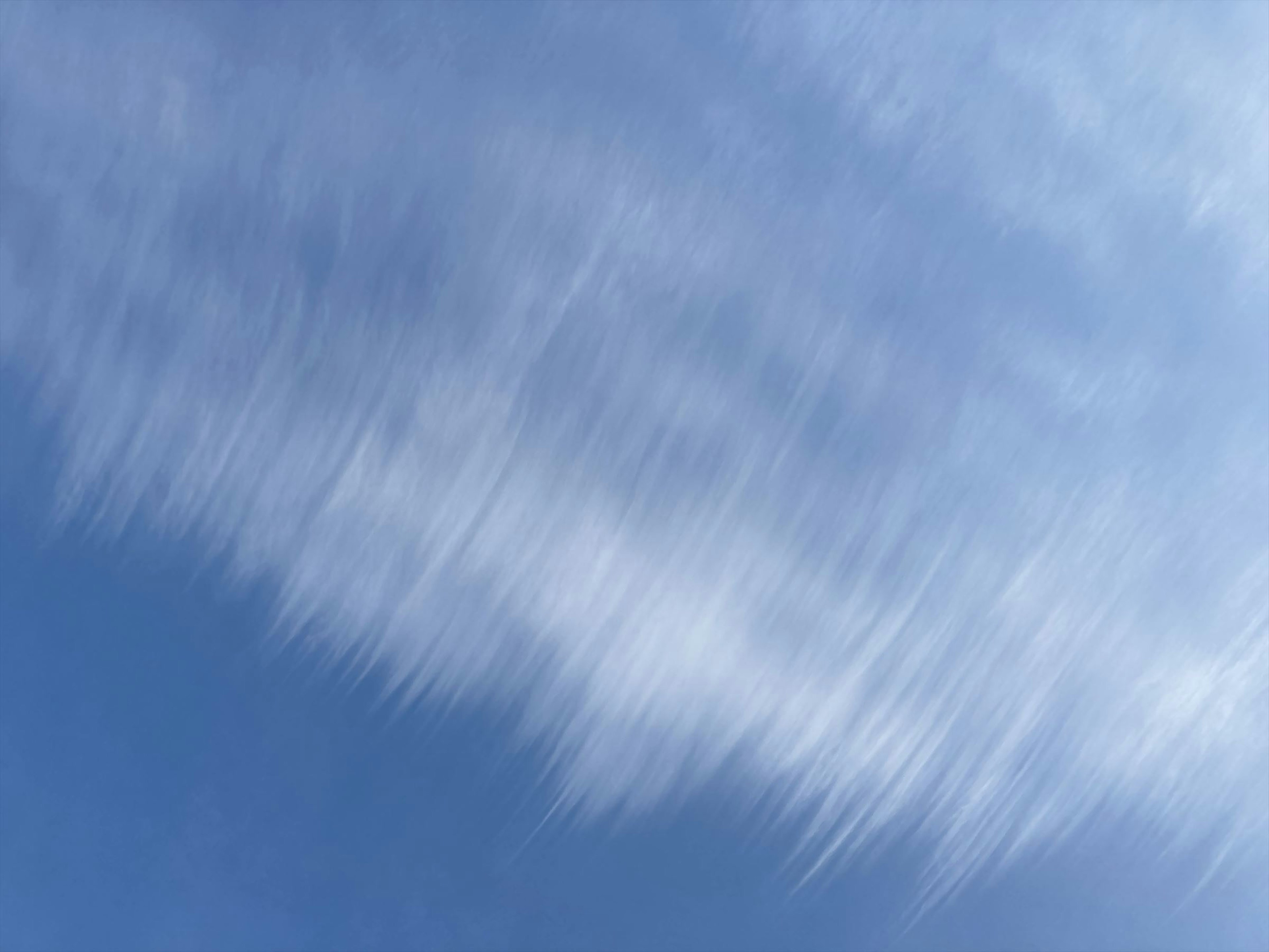 Hermosos patrones de nubes en un cielo azul