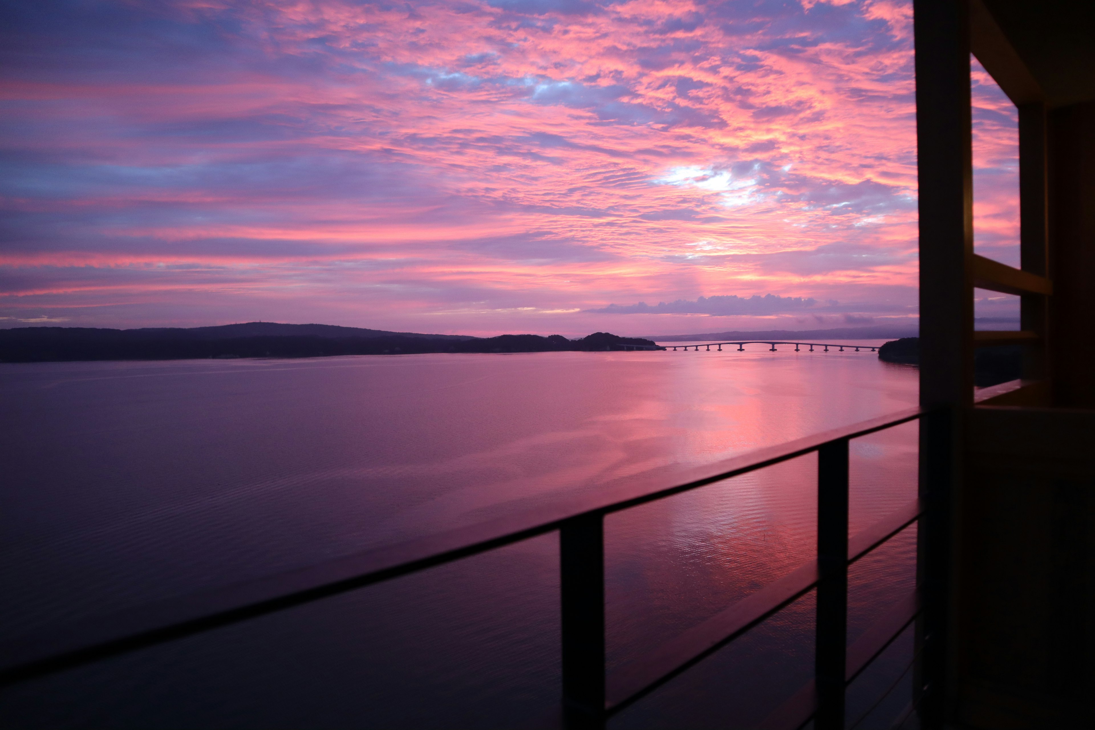 美しい夕焼けの海と橋の景色