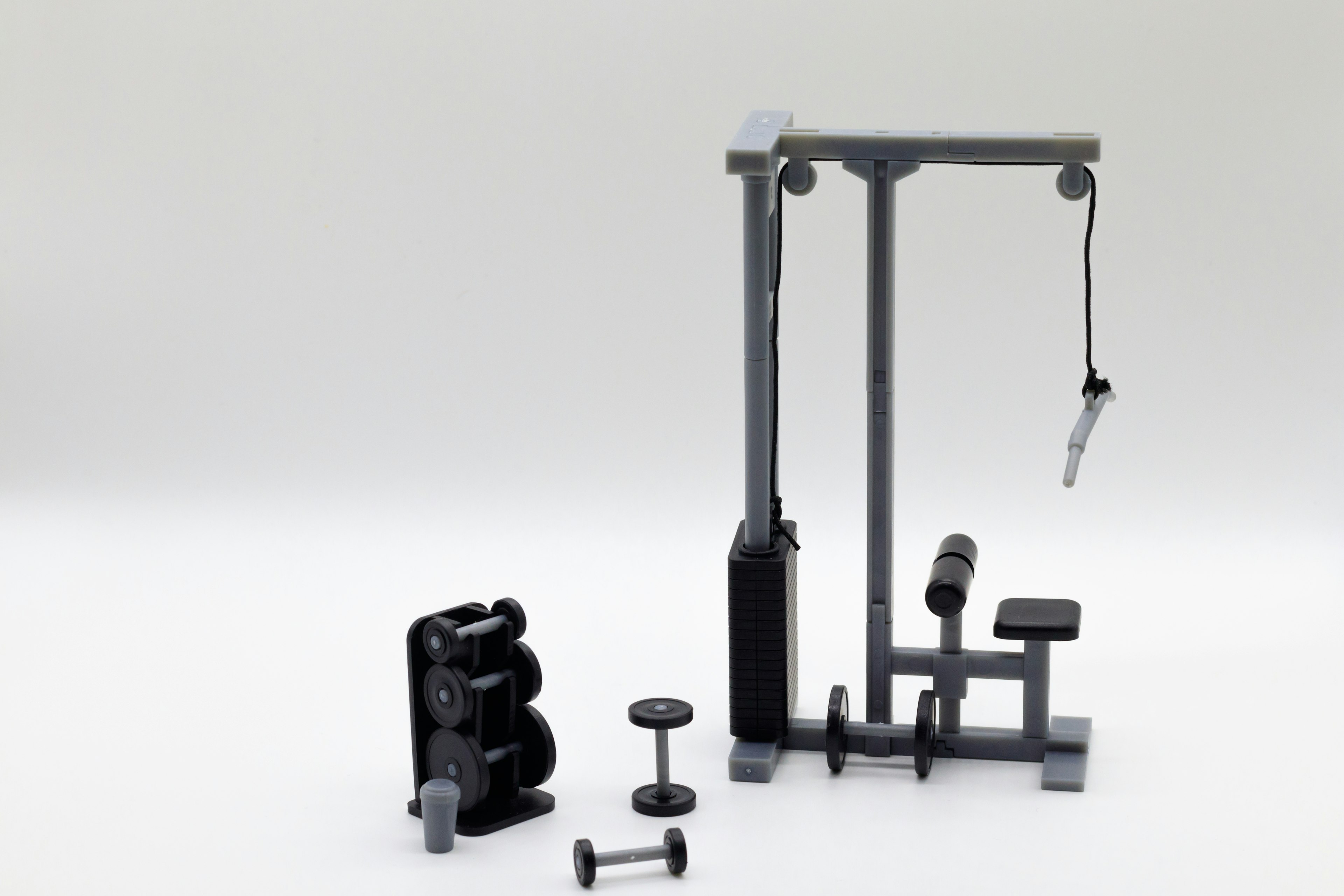 Set in miniatura di attrezzature per il fitness con manubri e una macchina per l'allenamento