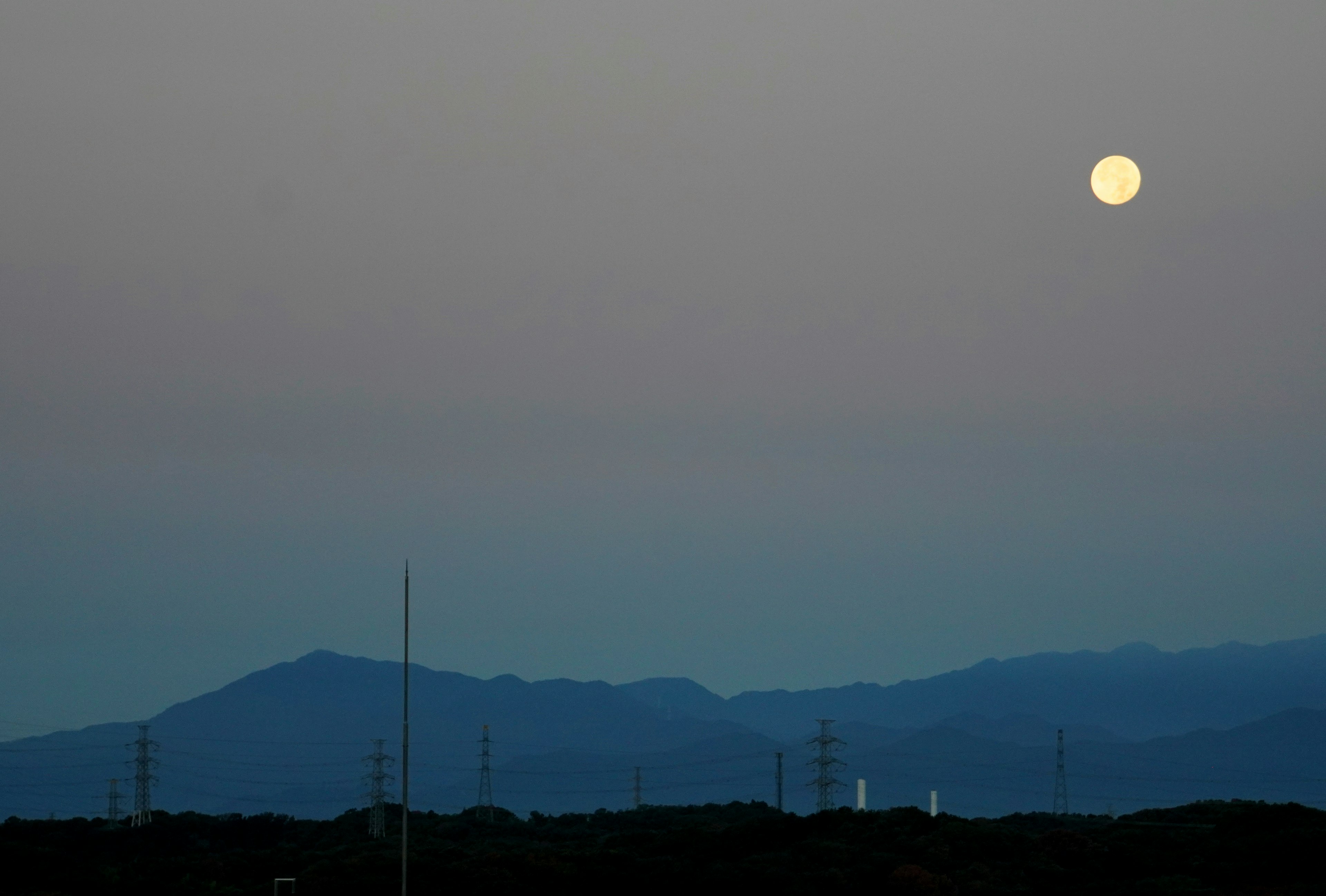 Szenische Aussicht auf Berge bei Dämmerung mit Vollmond