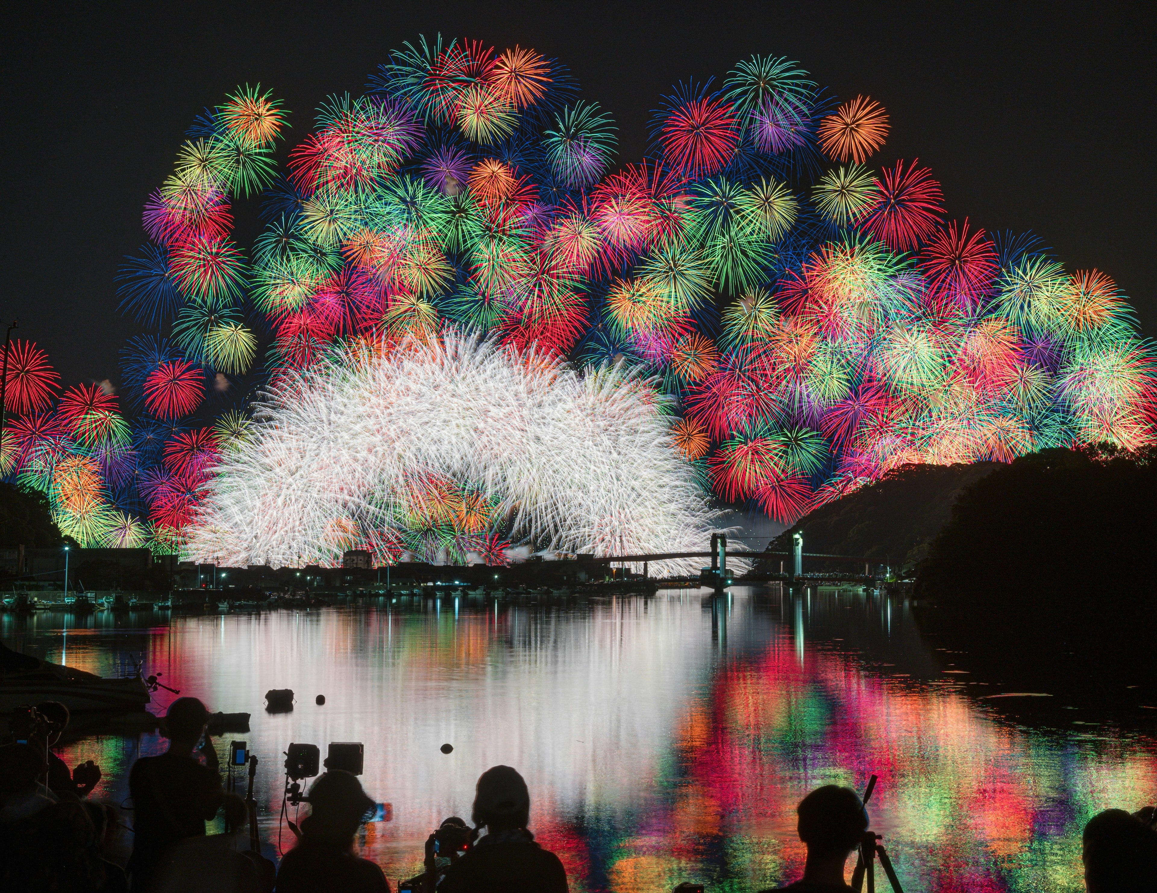 夜空中绽放的五彩烟花和水面的倒影