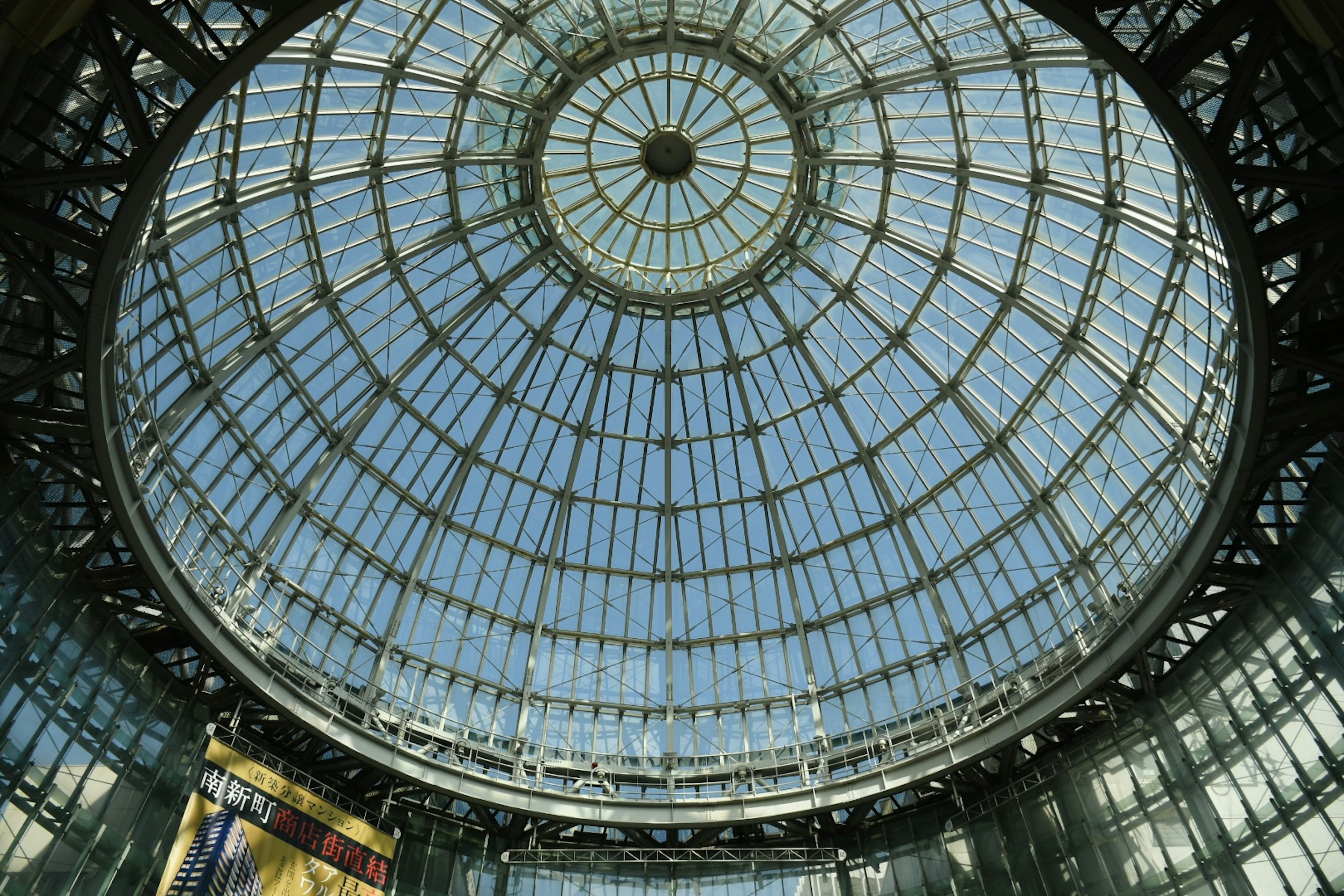 Hermoso techo de cúpula de vidrio con intrincada estructura de hierro