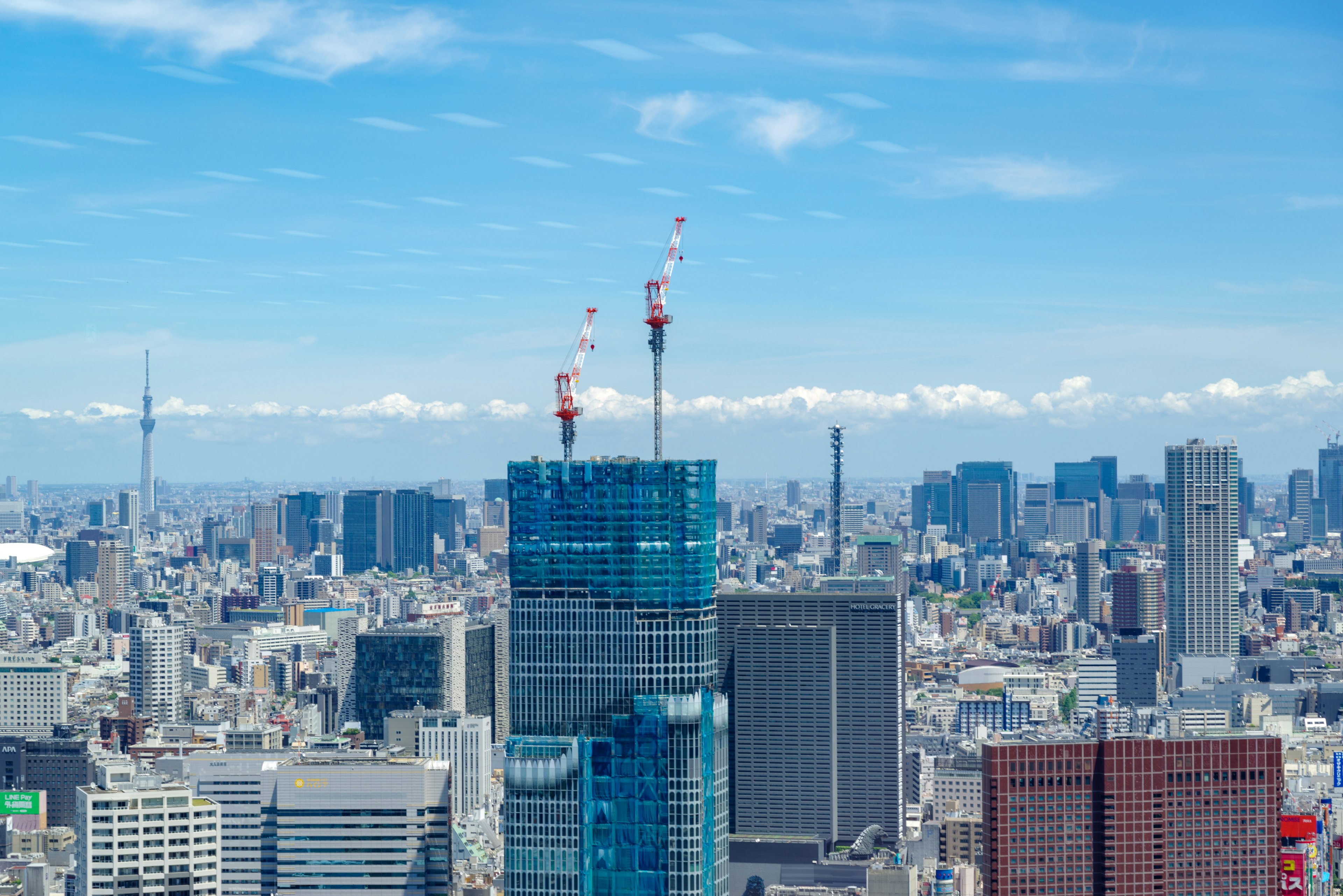 Paysage urbain de Tokyo avec des gratte-ciels sous un ciel bleu clair