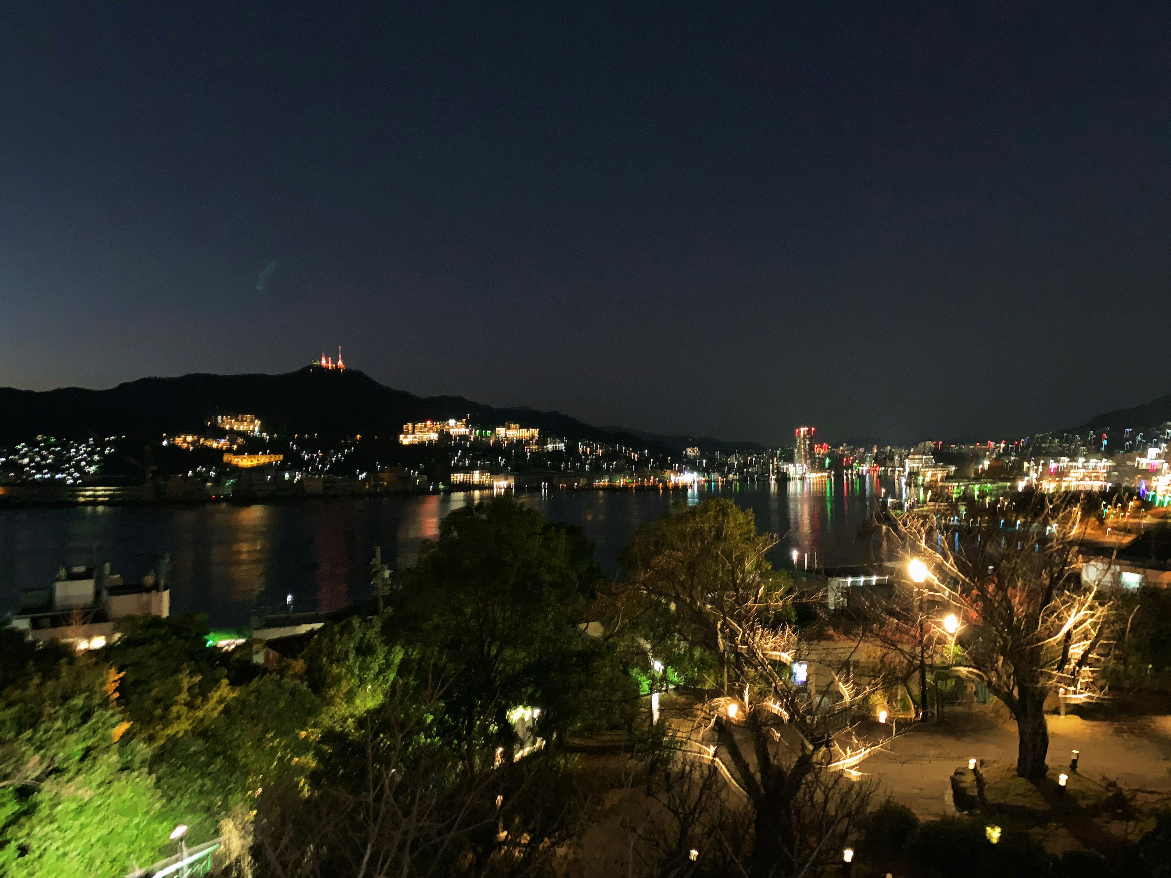 Belle vue nocturne du port de Nagasaki avec des lumières illuminées