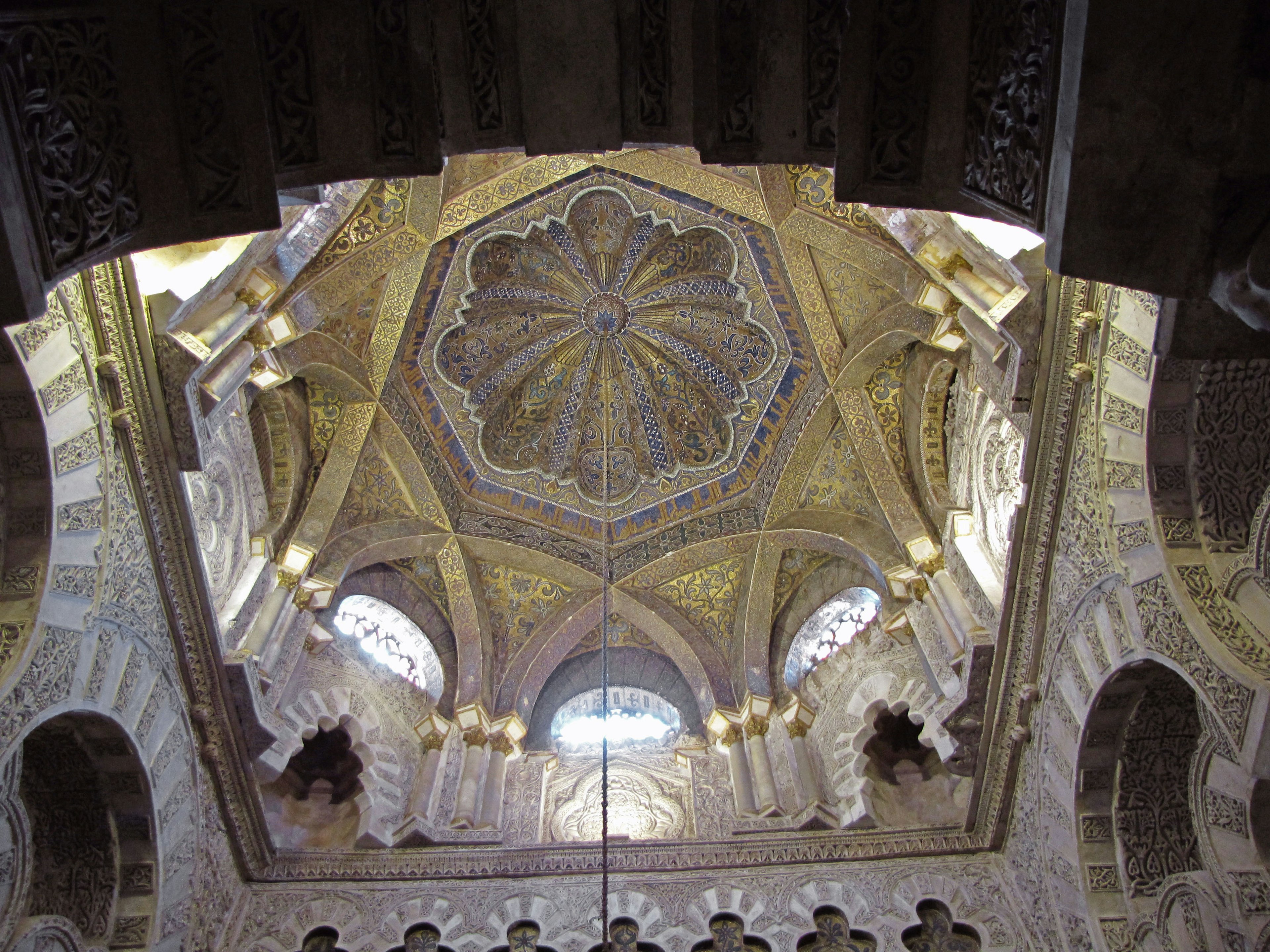 Intérieur d'un plafond de dôme magnifiquement décoré