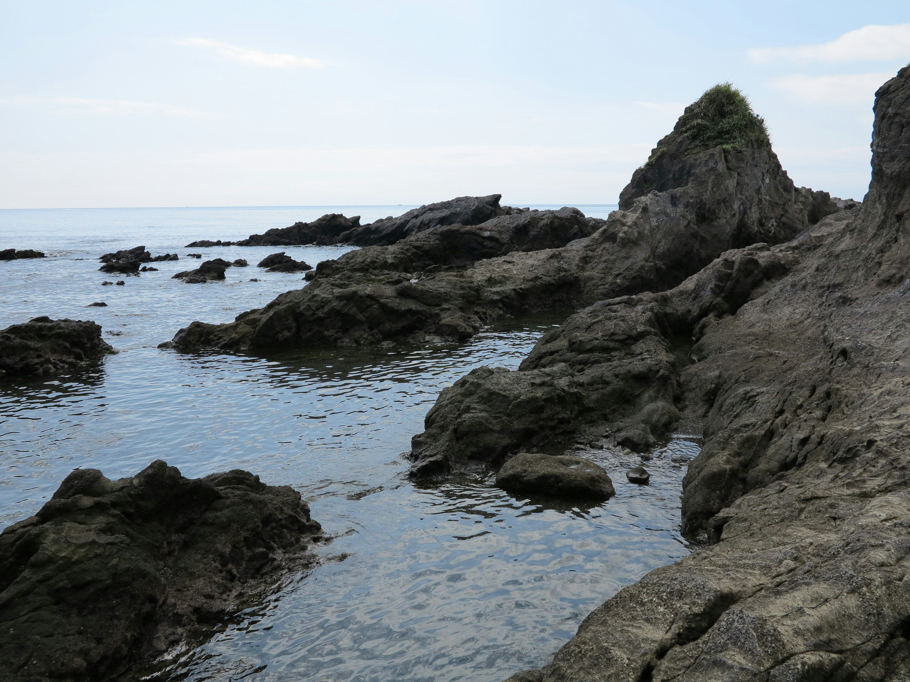 海岸風景，岩石與平靜的水面