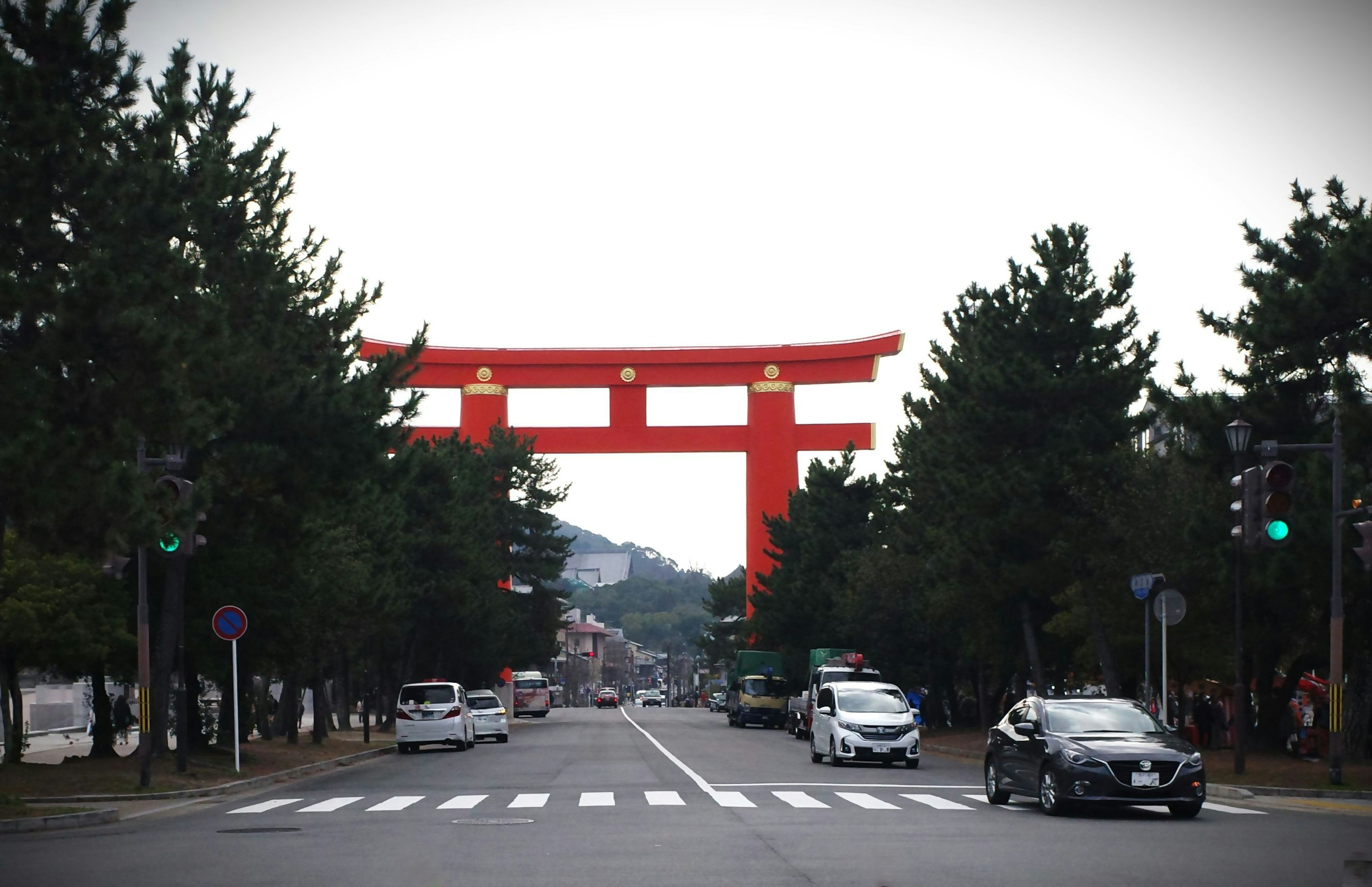 赤い鳥居が見える街道の風景