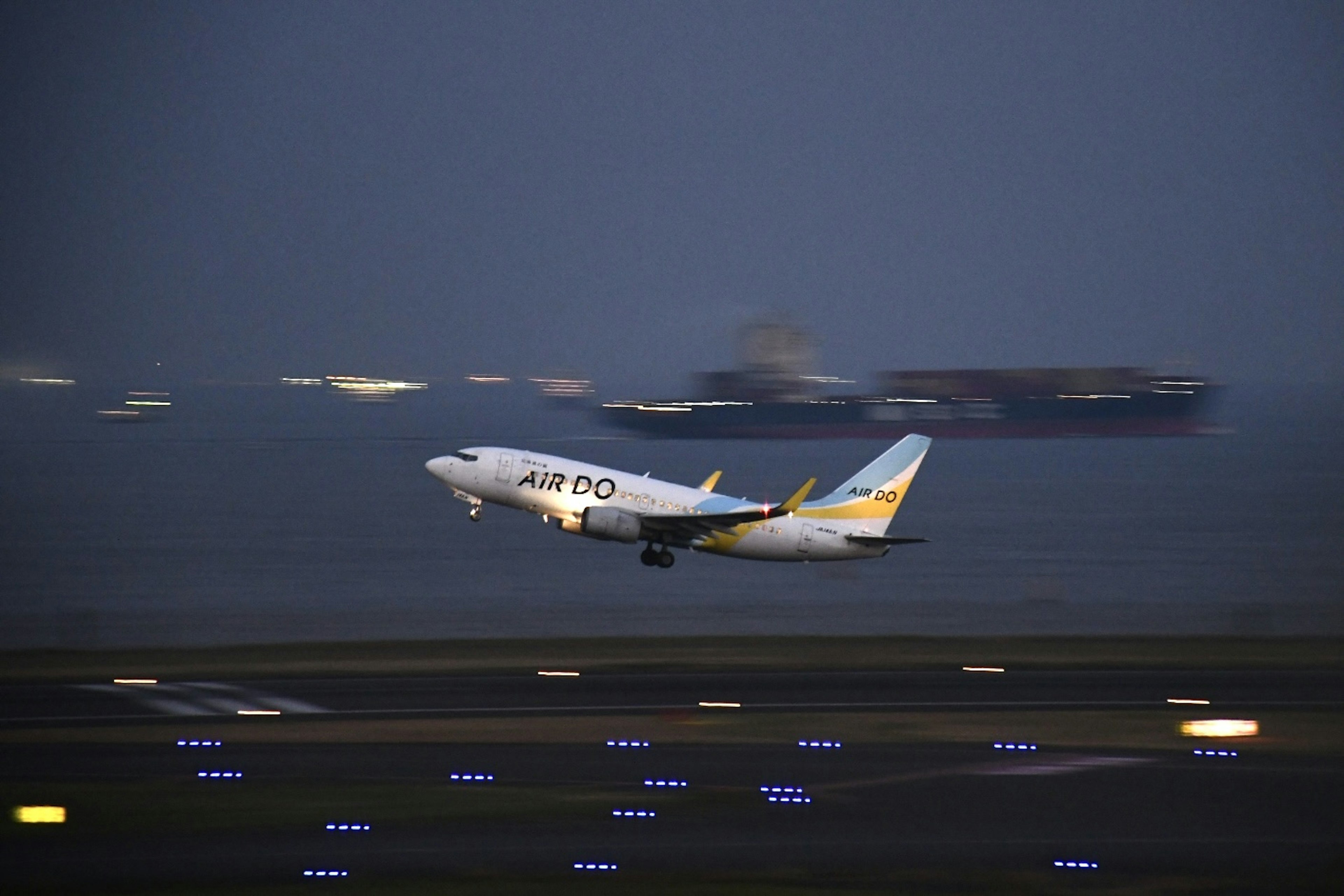 Flugzeug, das vor einem dunklen Himmel abhebt, mit sichtbarem Airline-Logo