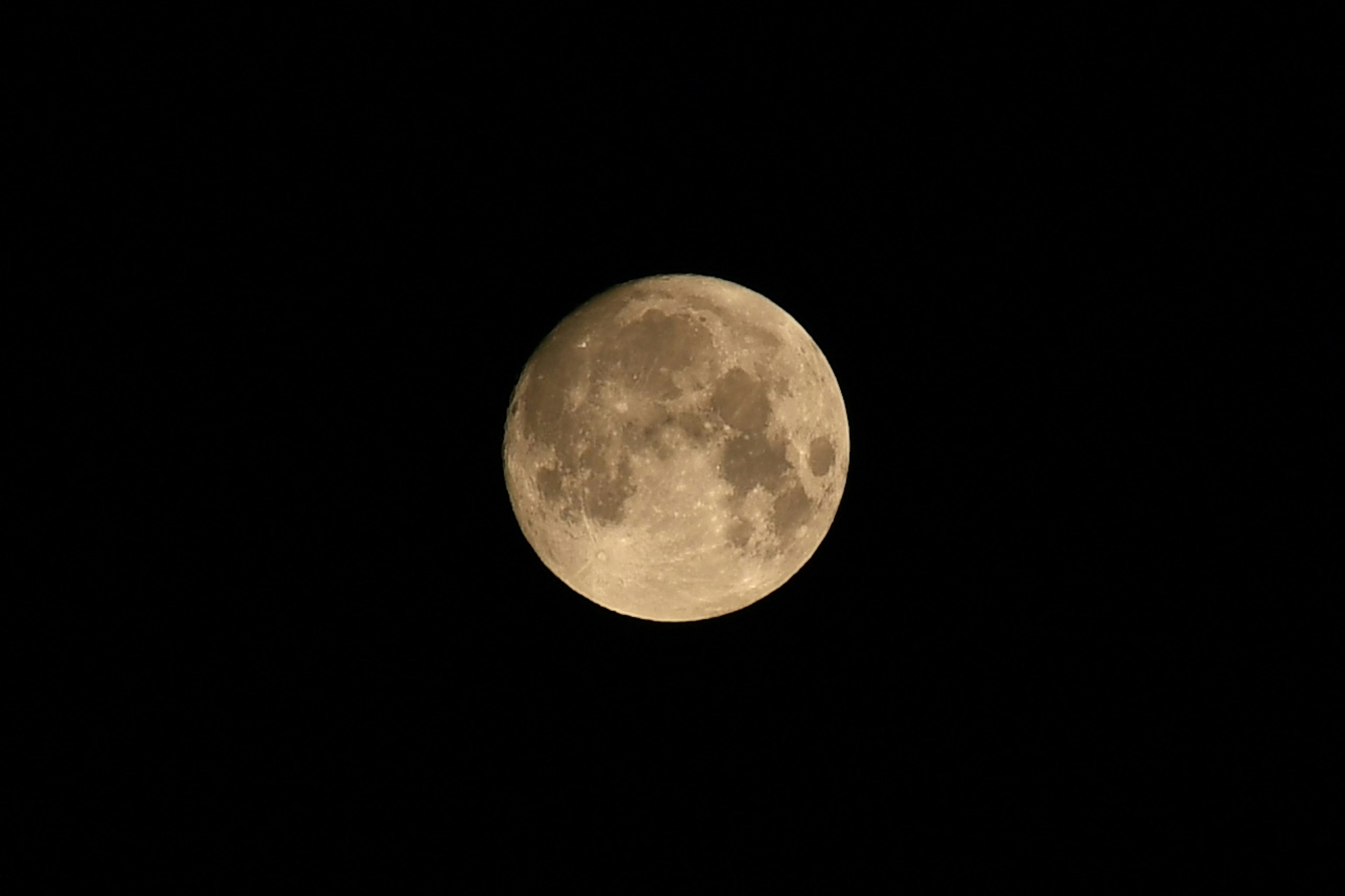 夜空に浮かぶ明るい満月