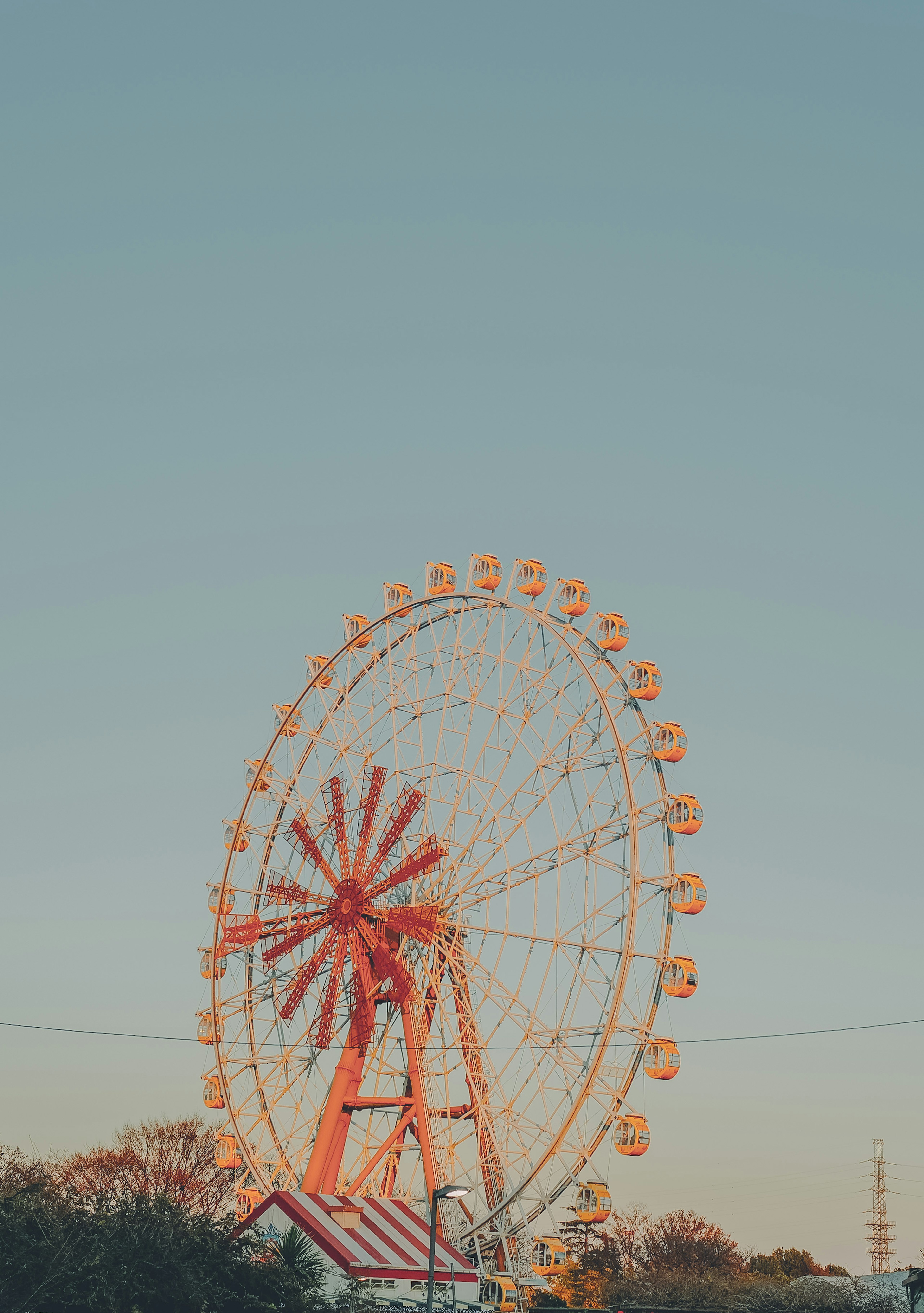 Großer Riesenrad vor einem Sonnenuntergangshimmel