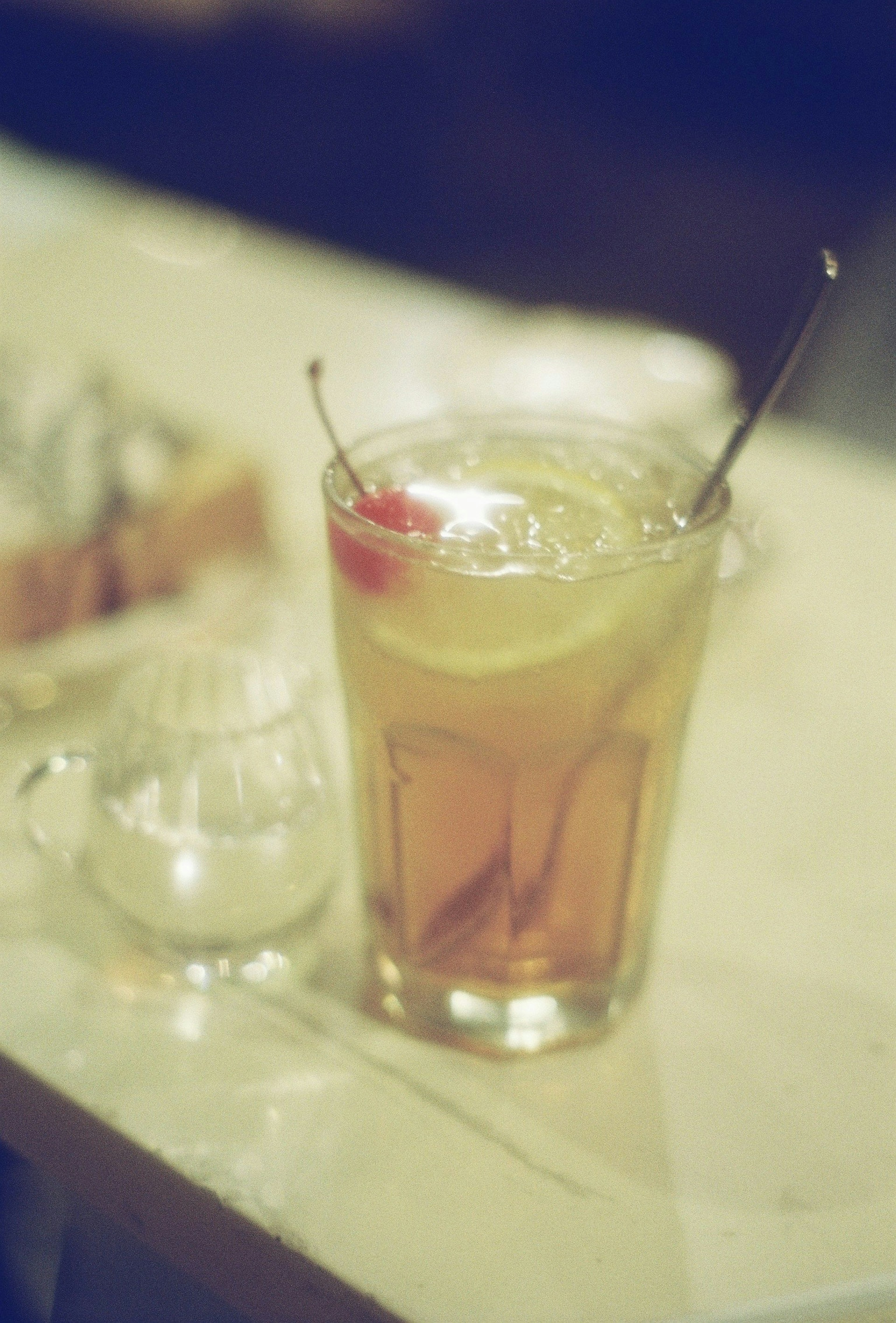 Verre de cocktail avec garniture de citron et de cerise