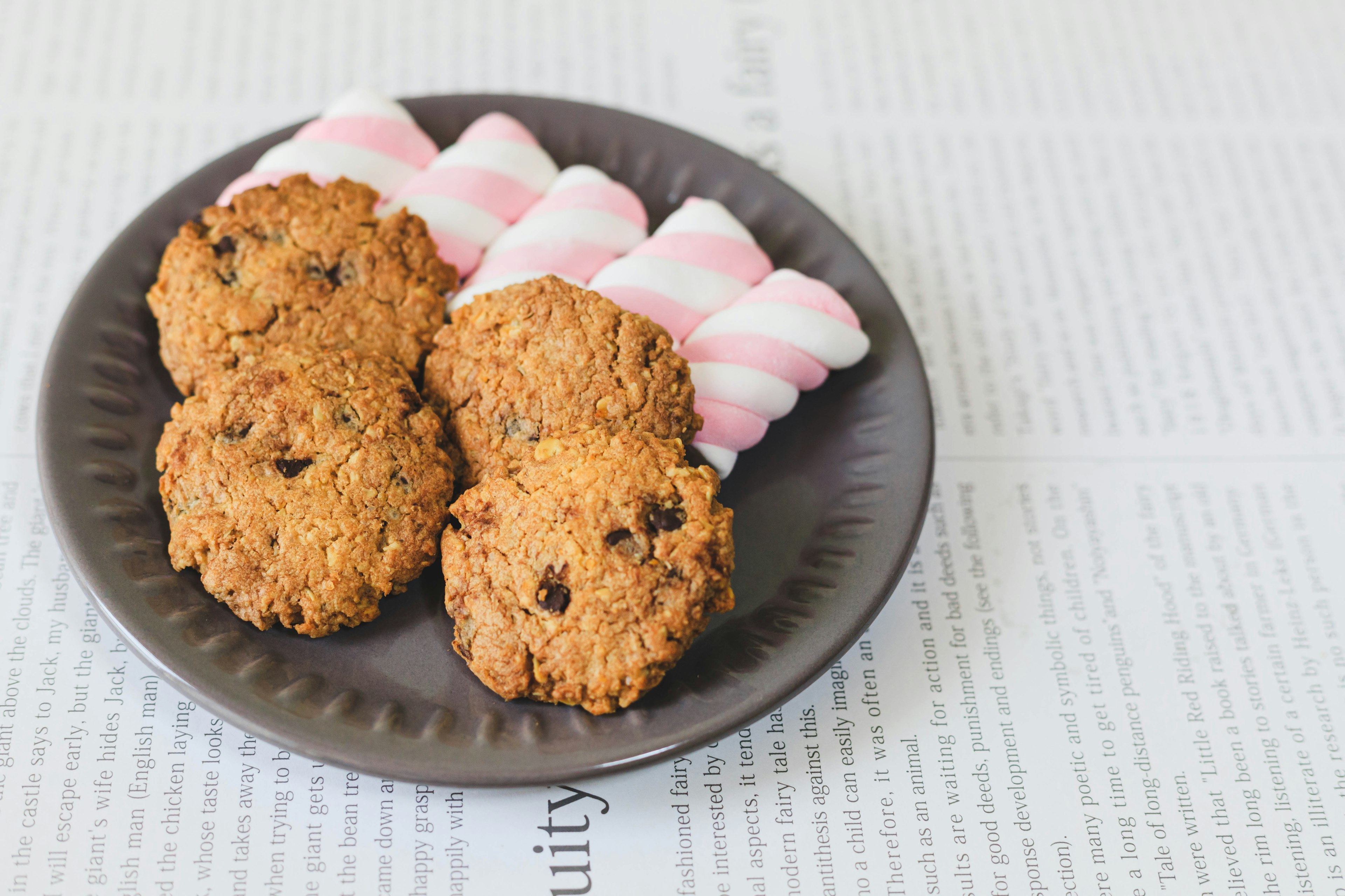 Galletas marrones y malvaviscos rosas en un plato