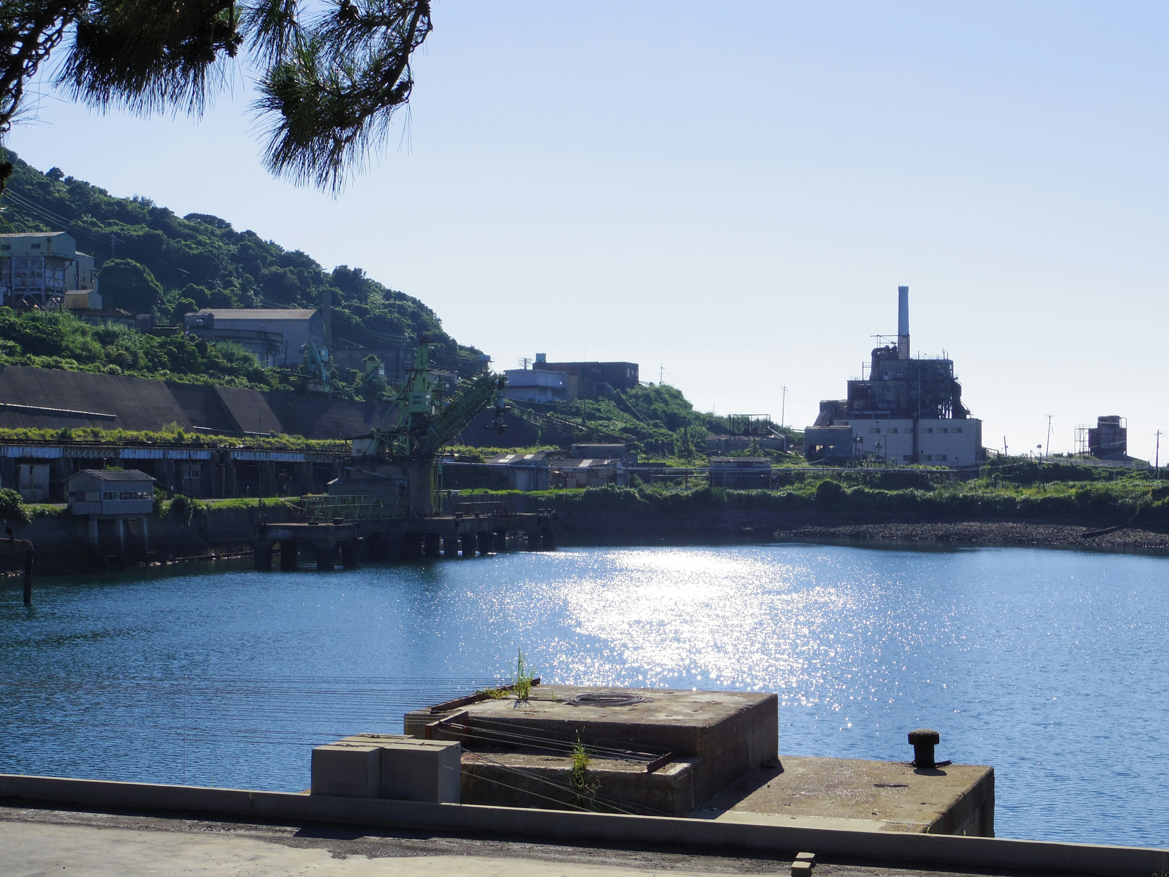 Vista panoramica di un porto tranquillo con acqua blu e sfondo montuoso