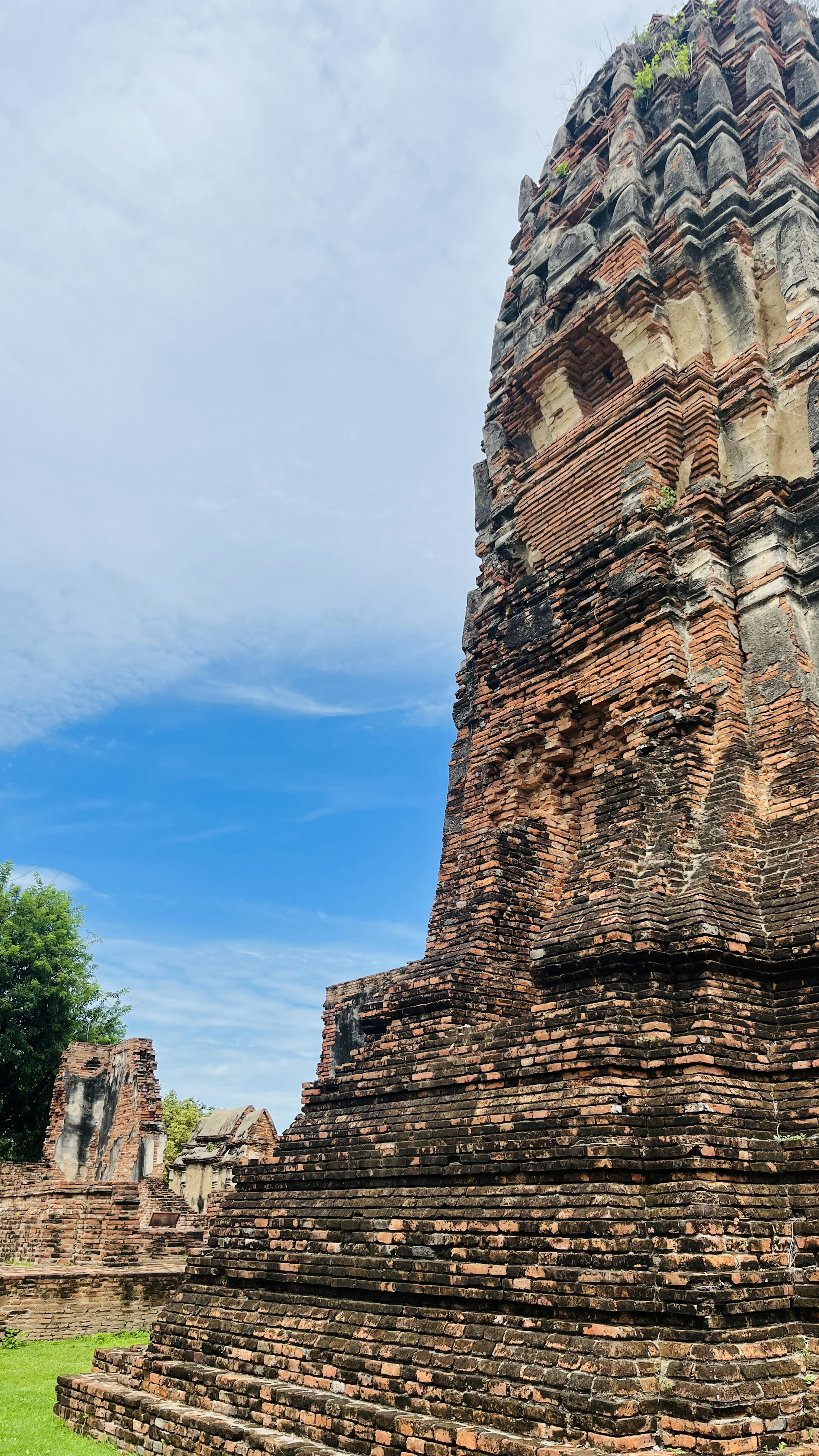 Alter Tempelturm vor blauem Himmel