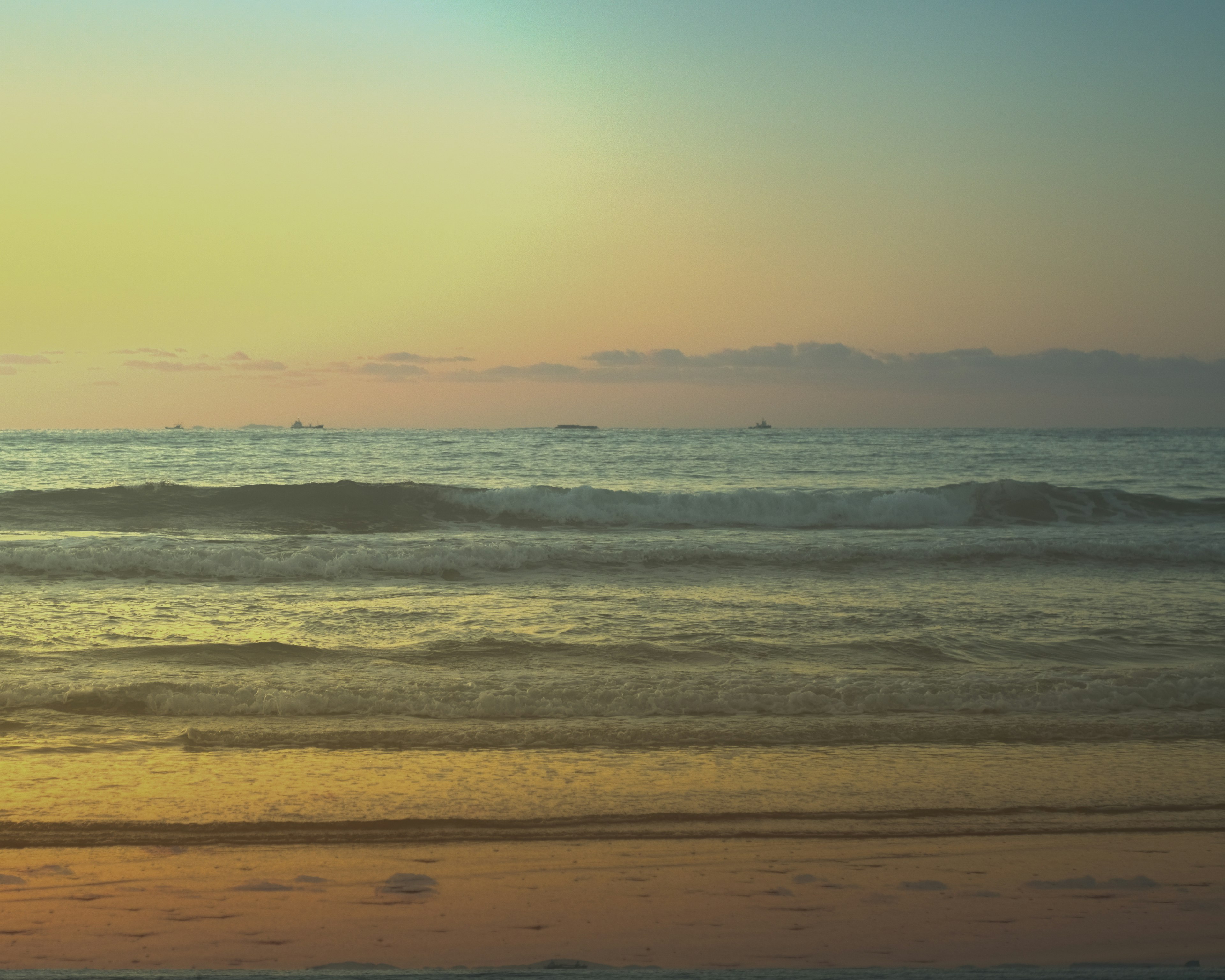 Ruhige Ozeanszene und Sonnenuntergang sanfte Wellen am Strand