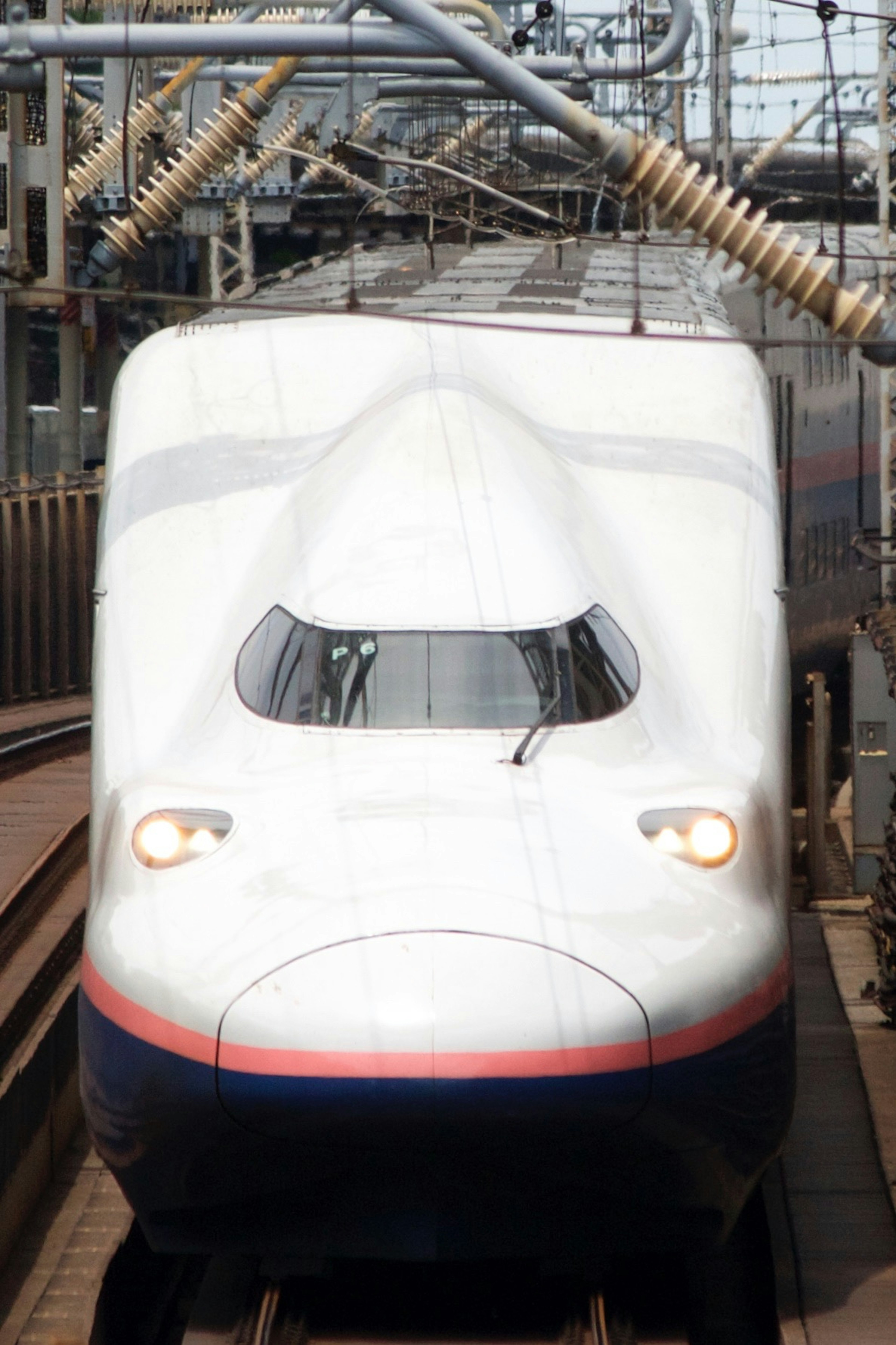 Frontansicht eines Shinkansen-Zuges an einem Bahnhof