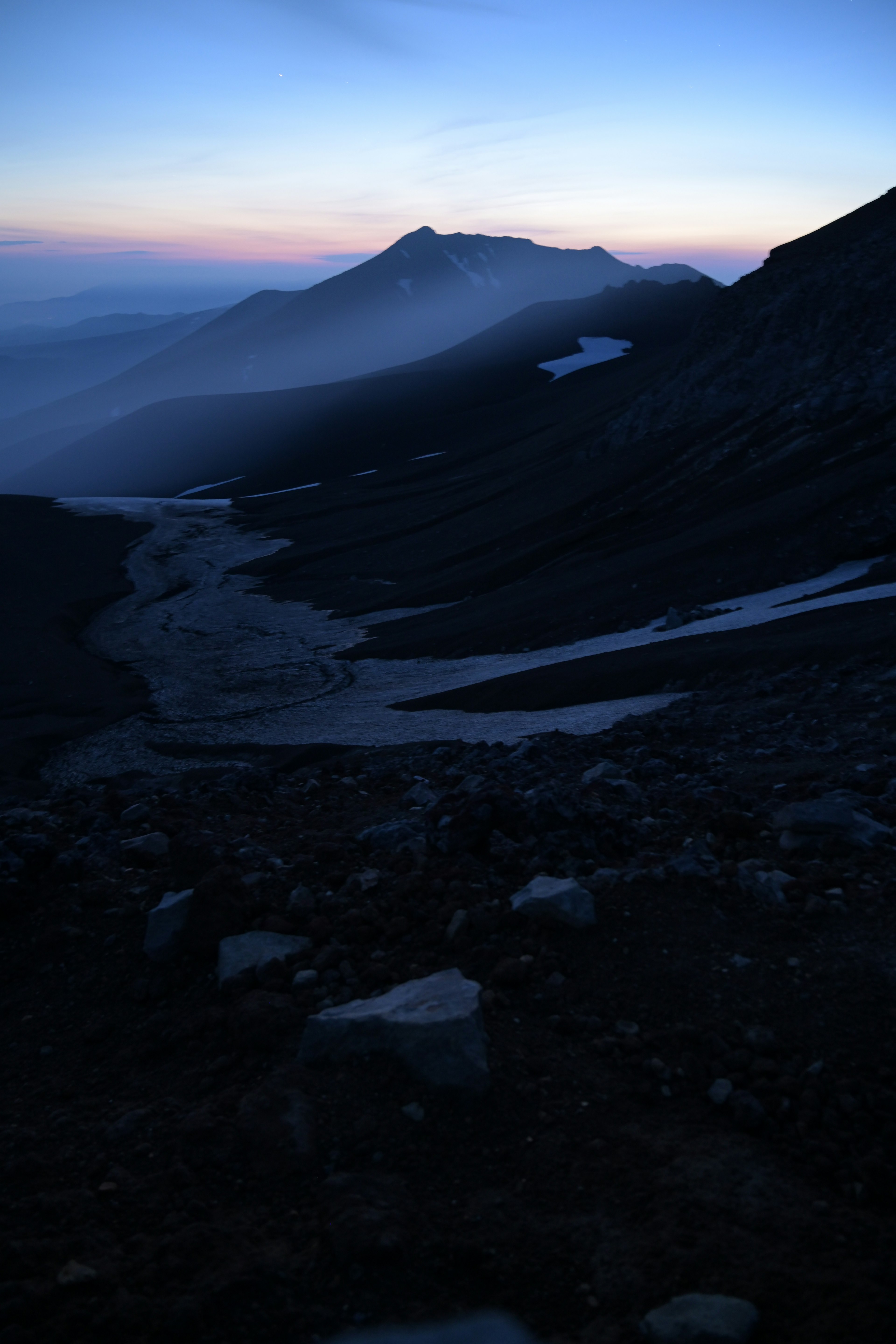 薄明の中の山々と川の景色