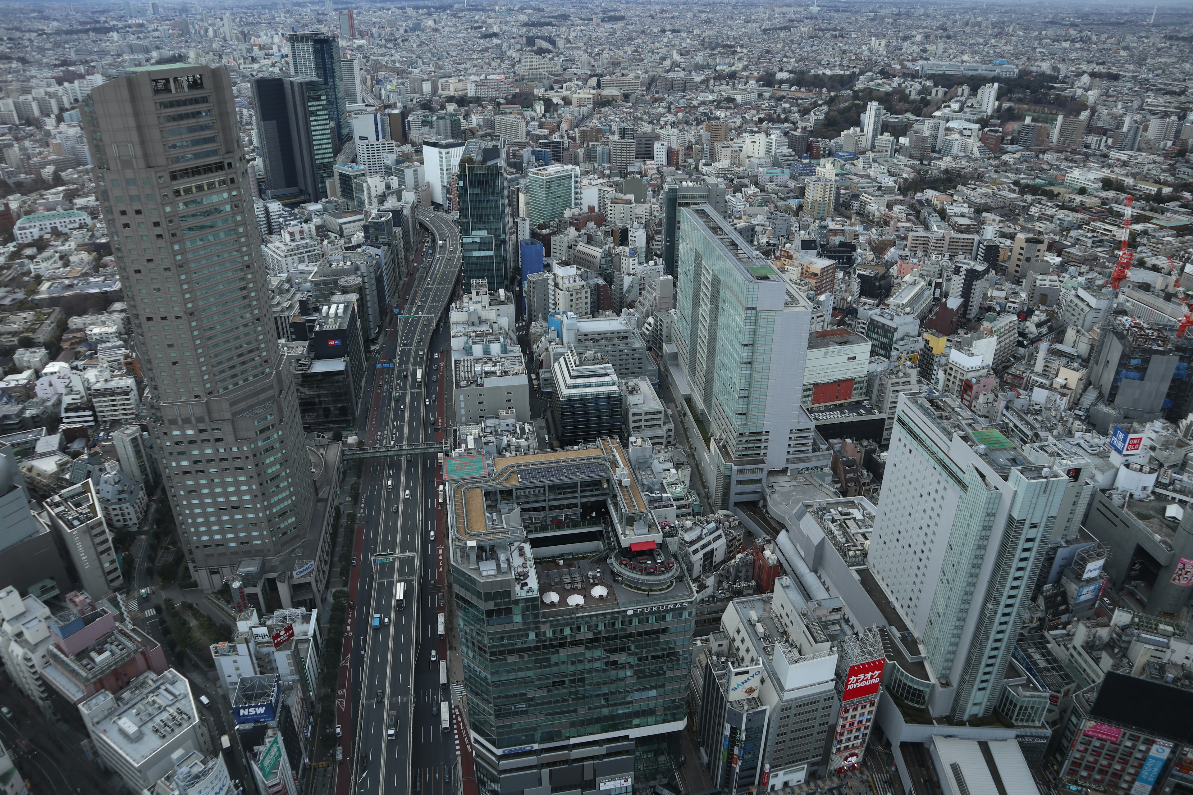 Luftaufnahme der Skyline von Tokio mit Hochhäusern und belebten Straßen