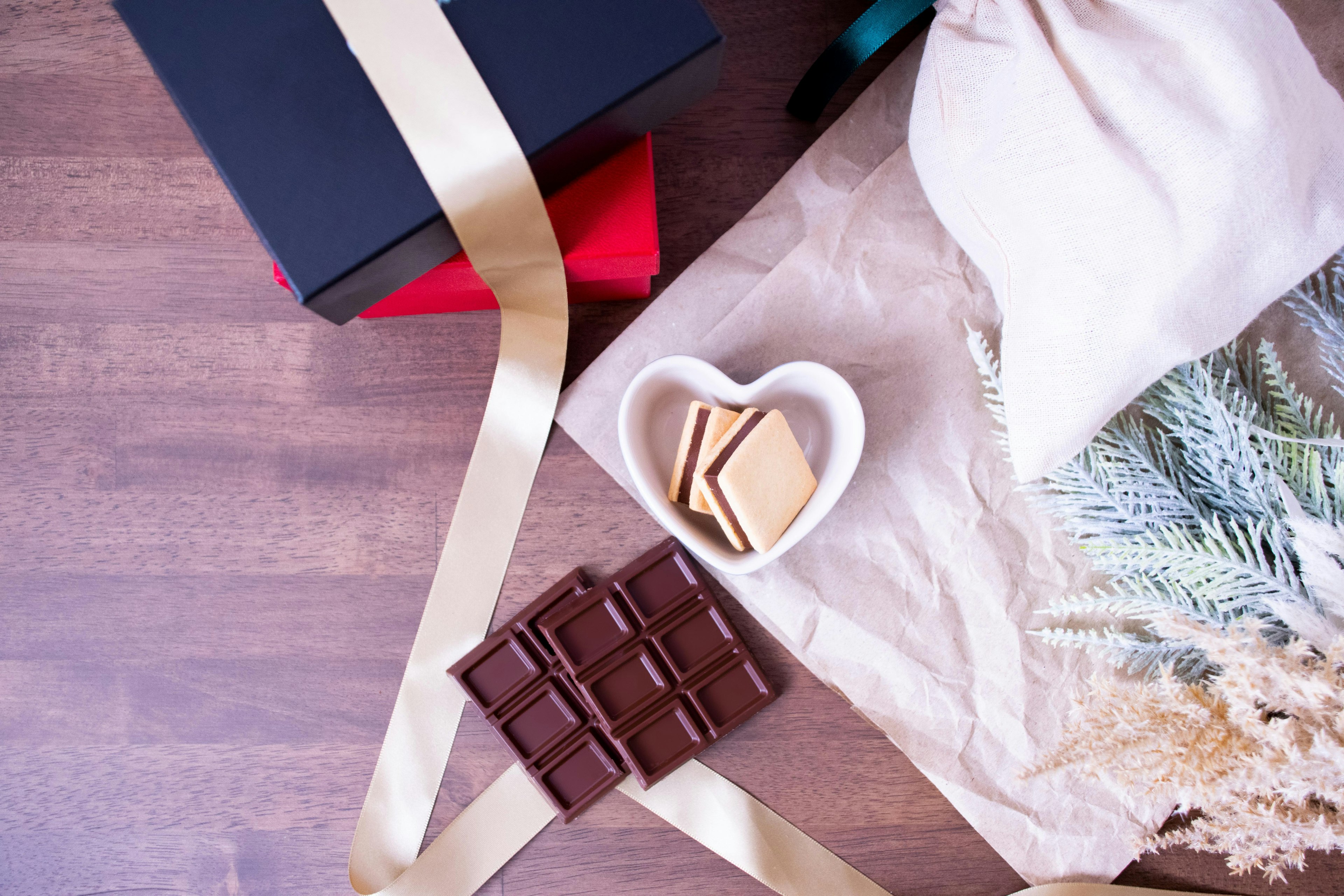 Escena en un escritorio con chocolate y envoltura de regalo