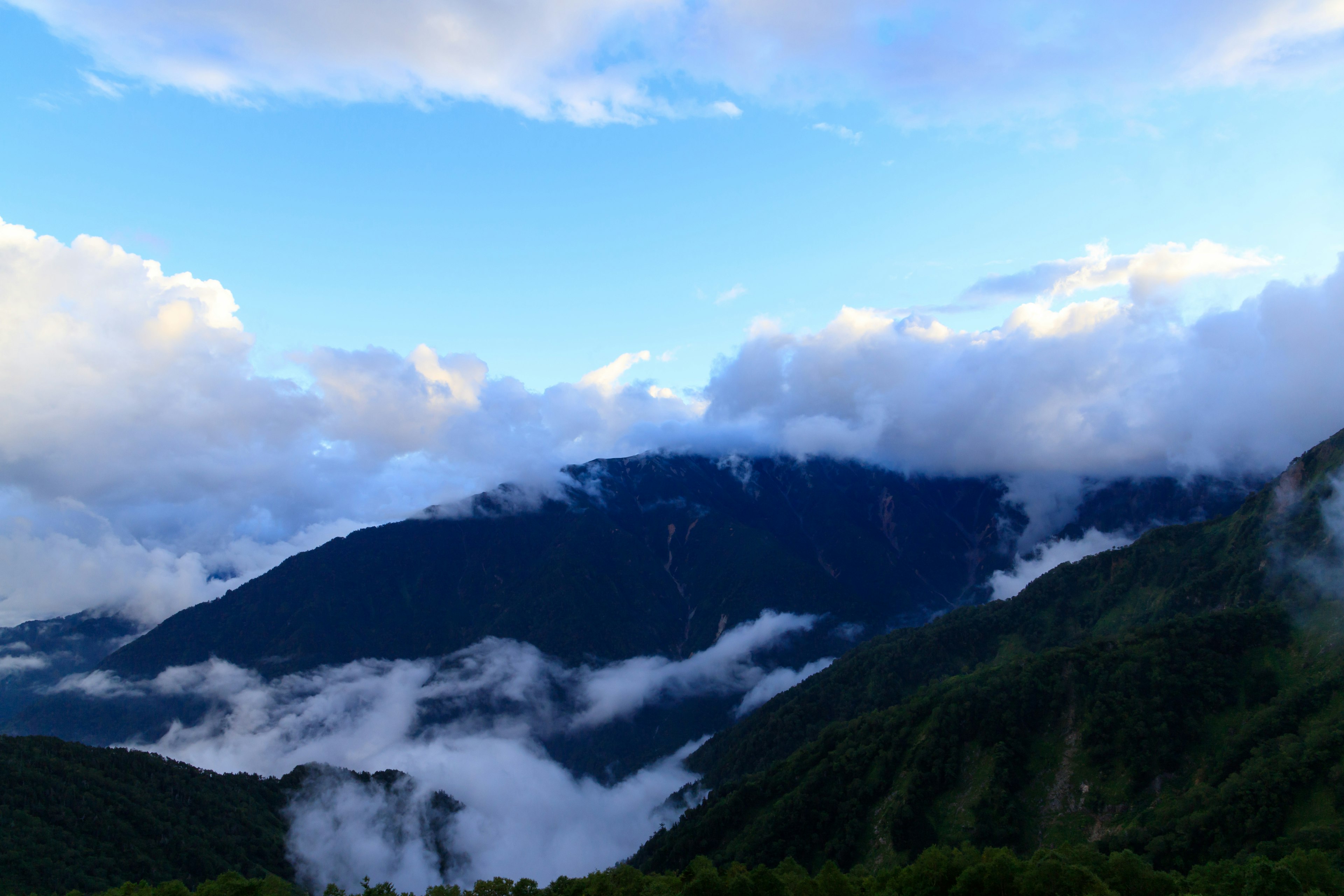 山景，云朵和蓝天