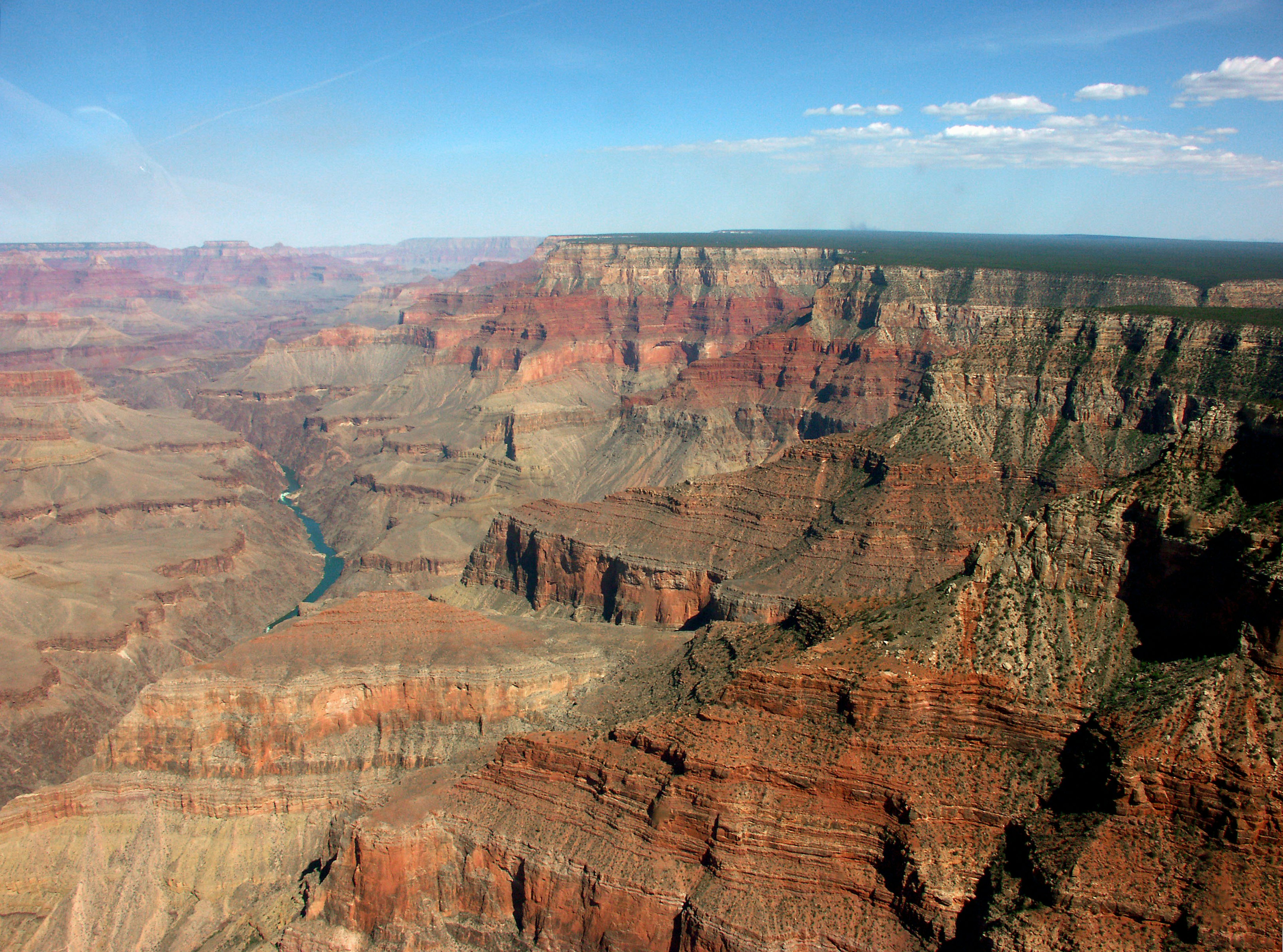 Khung cảnh tuyệt đẹp của Grand Canyon với các khối đá đỏ và bầu trời xanh trong