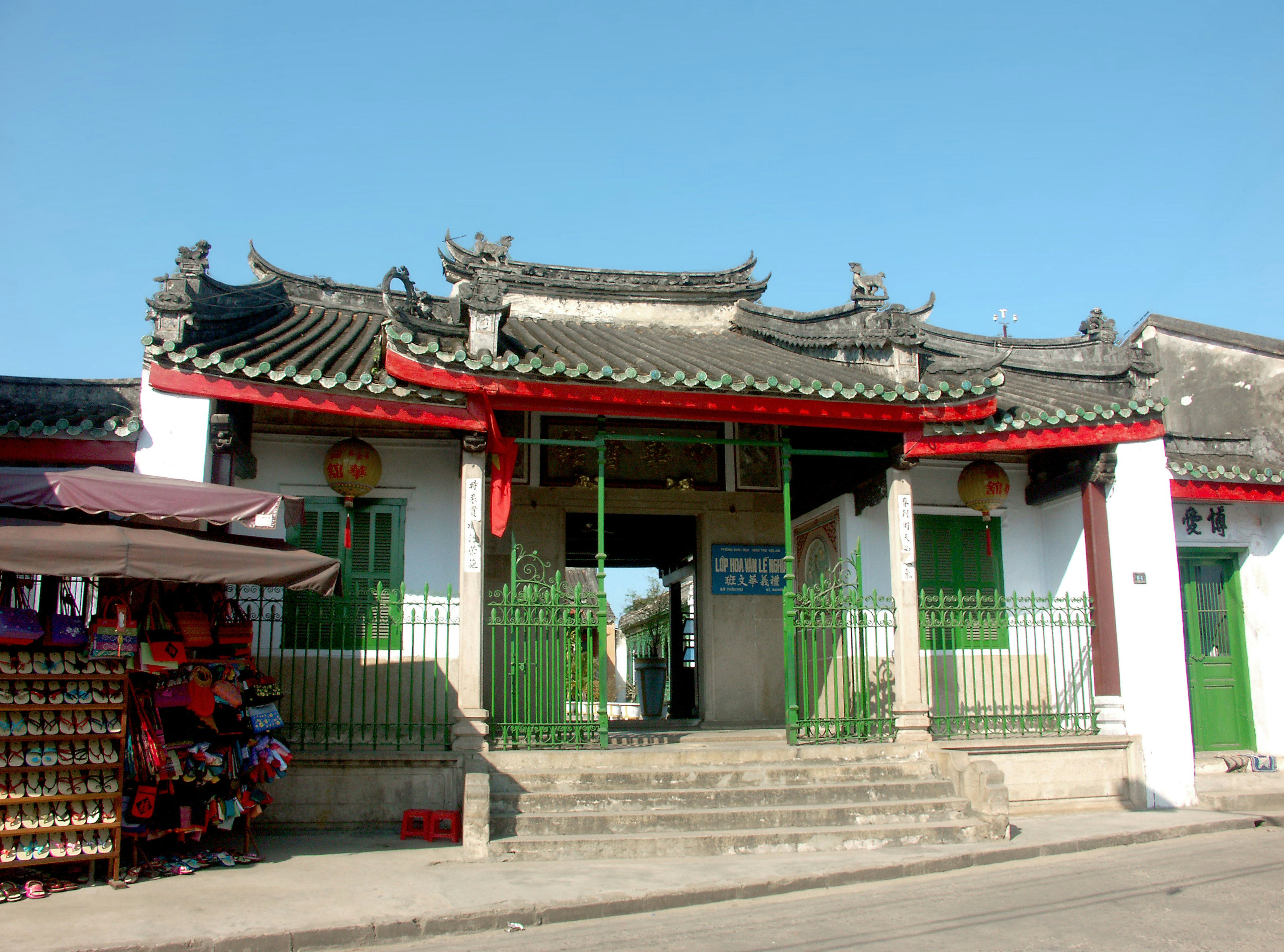 Edificio tradicional con puertas verdes y techo rojo