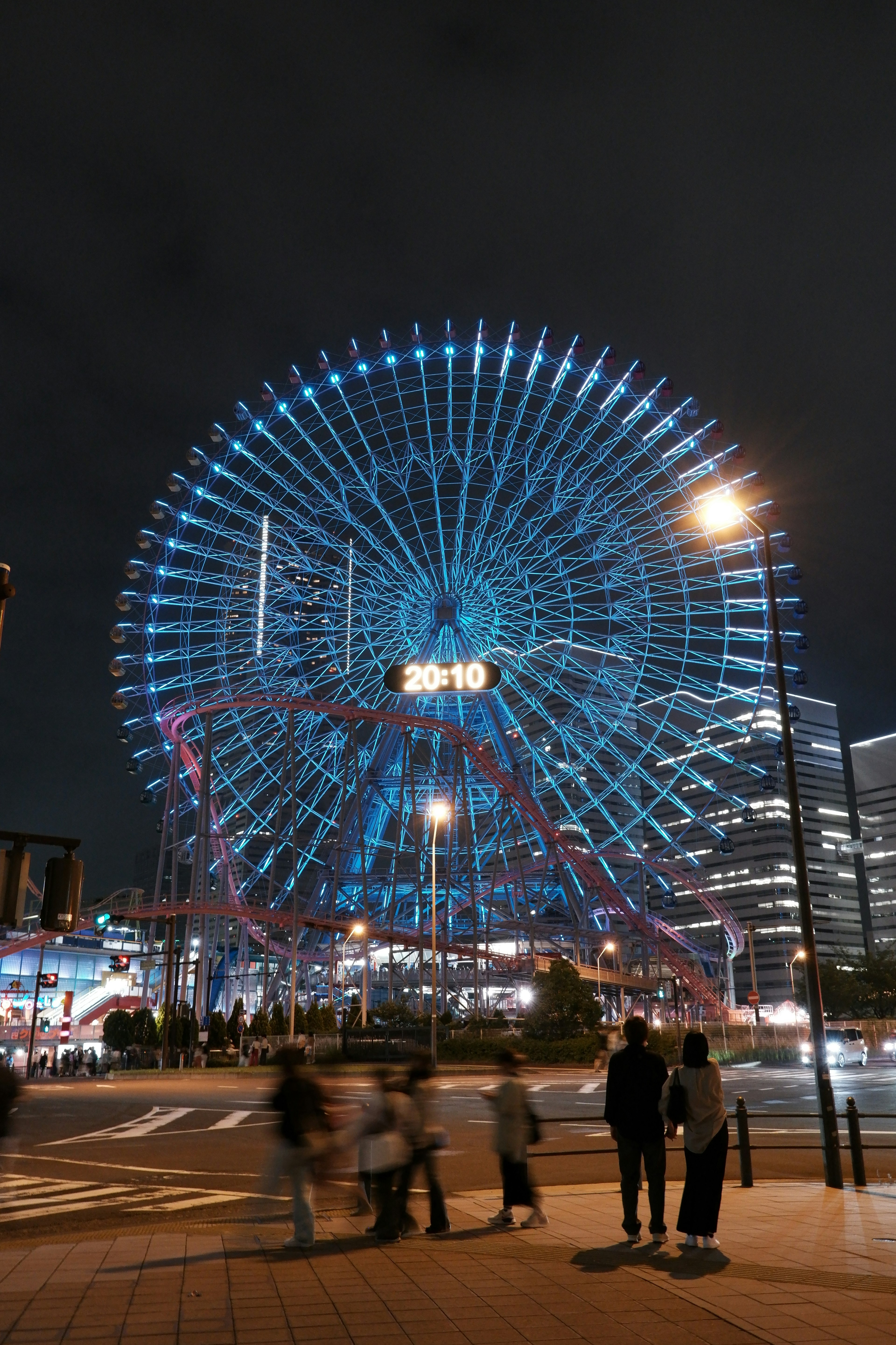 Vista notturna di una ruota panoramica illuminata di blu