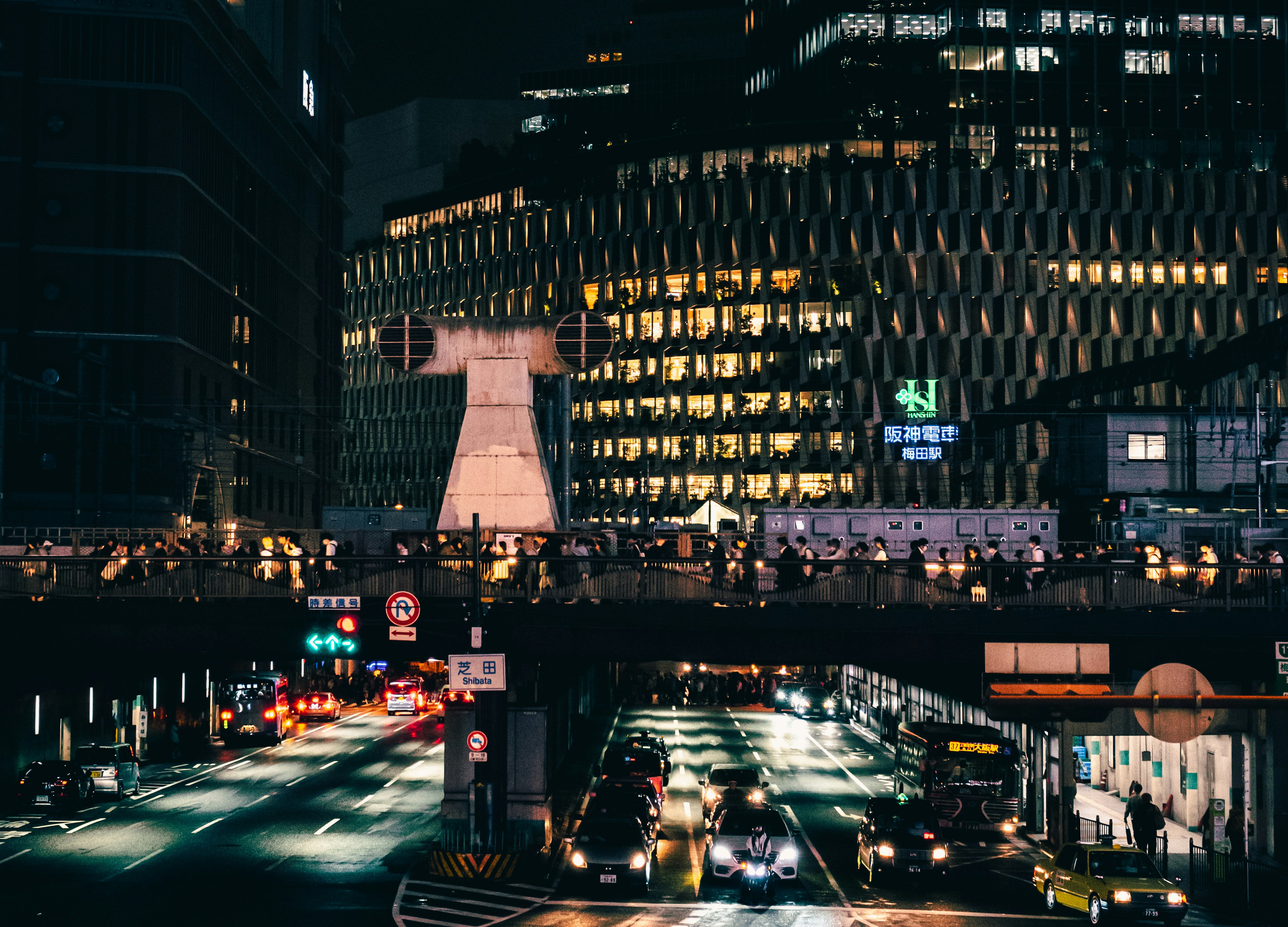 Paysage urbain nocturne avec rues animées personnes et bâtiments illuminés