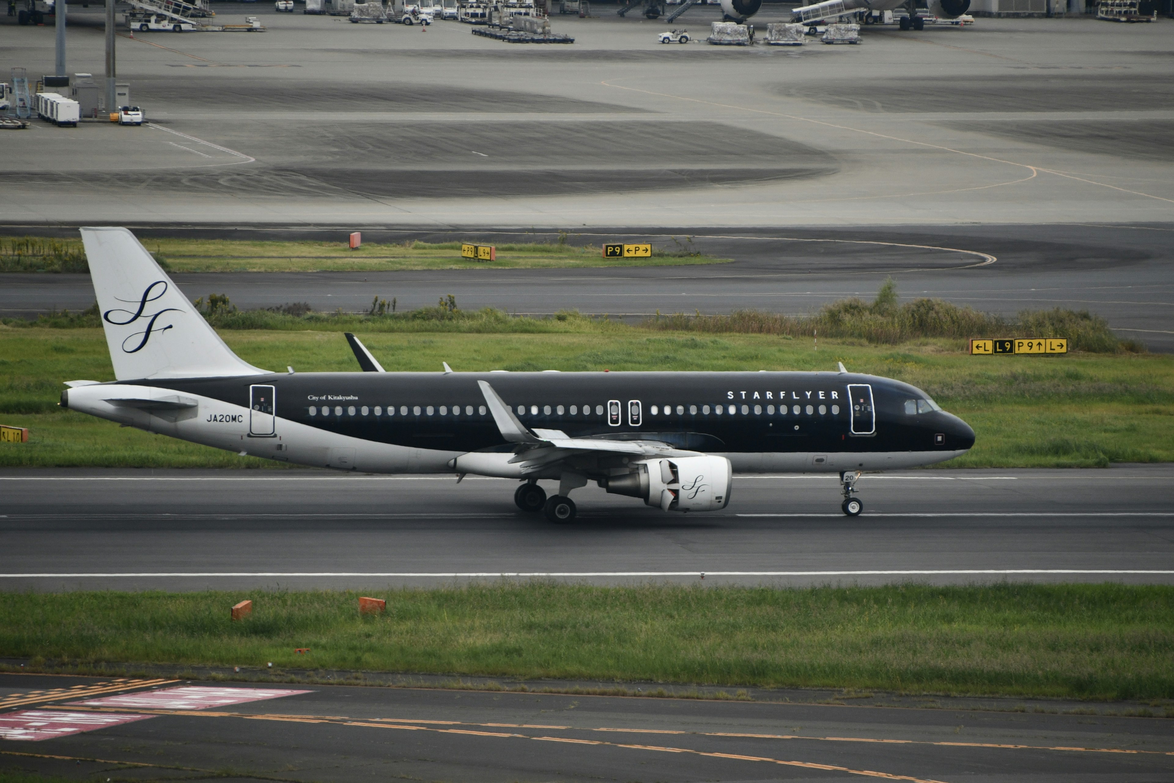 黒い塗装の航空機が滑走路を走行中