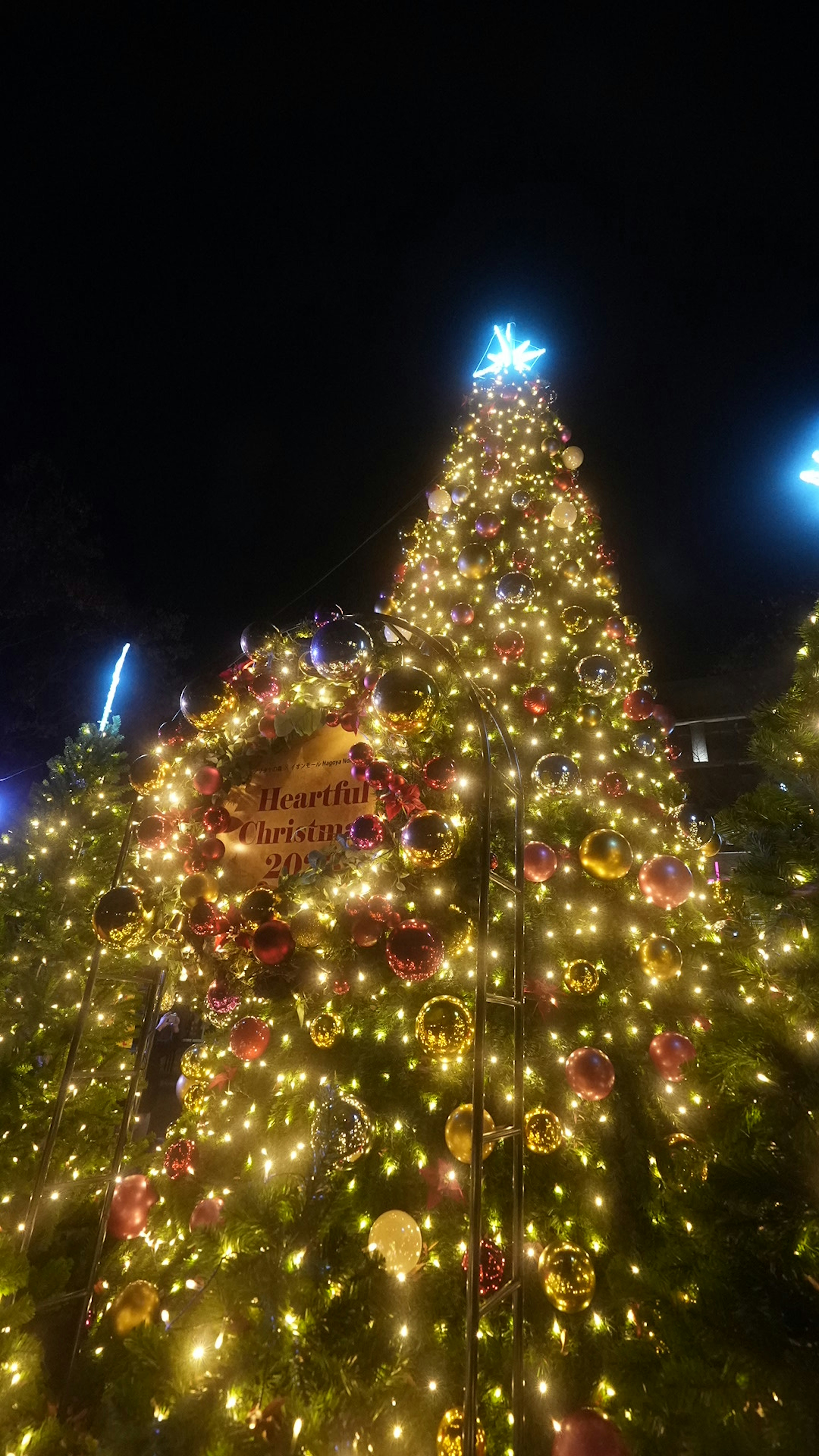 Pohon Natal yang indah dihias bersinar di langit malam